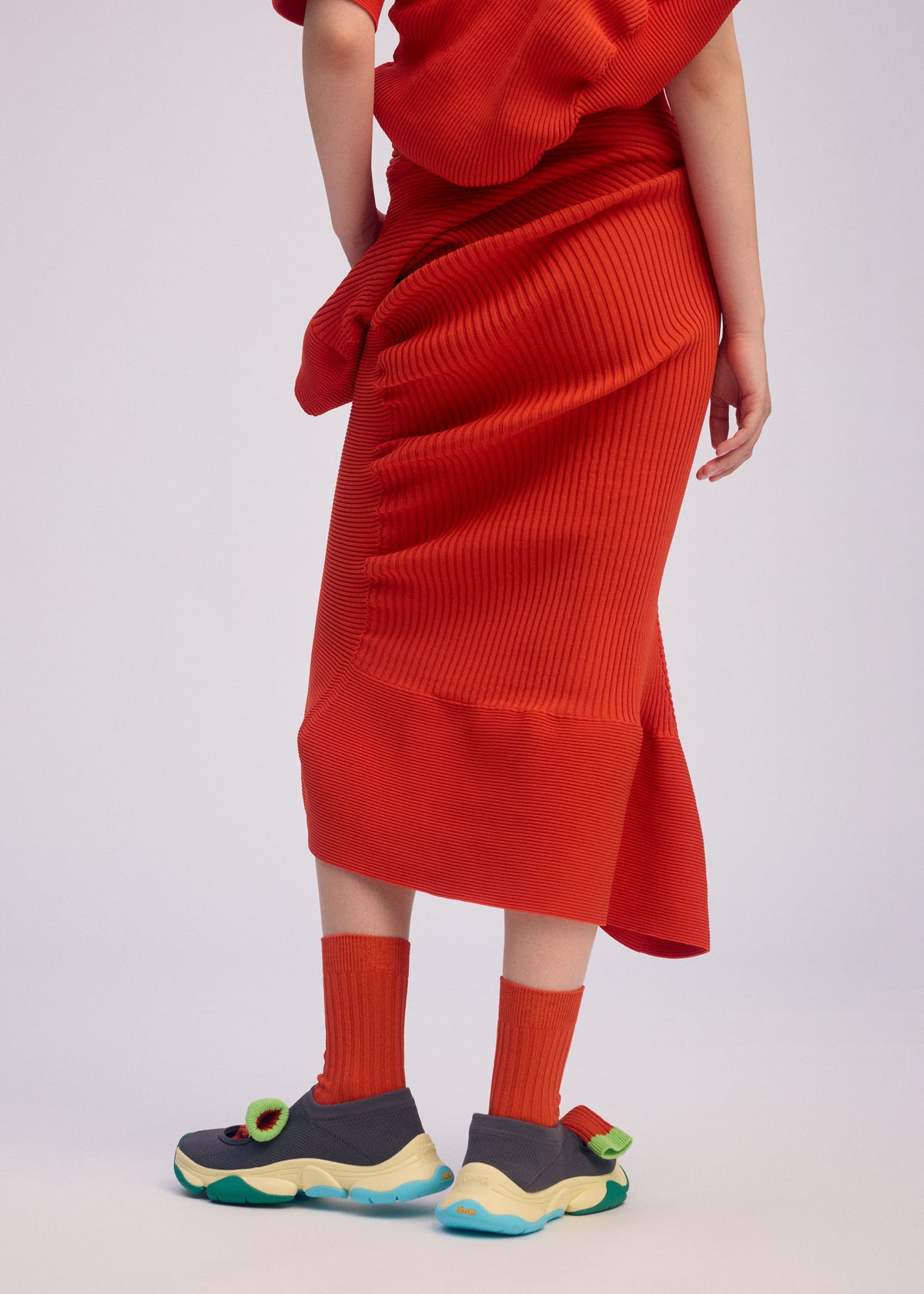 A model wears the Issey Miyake LIFE FORM prêt à porter.