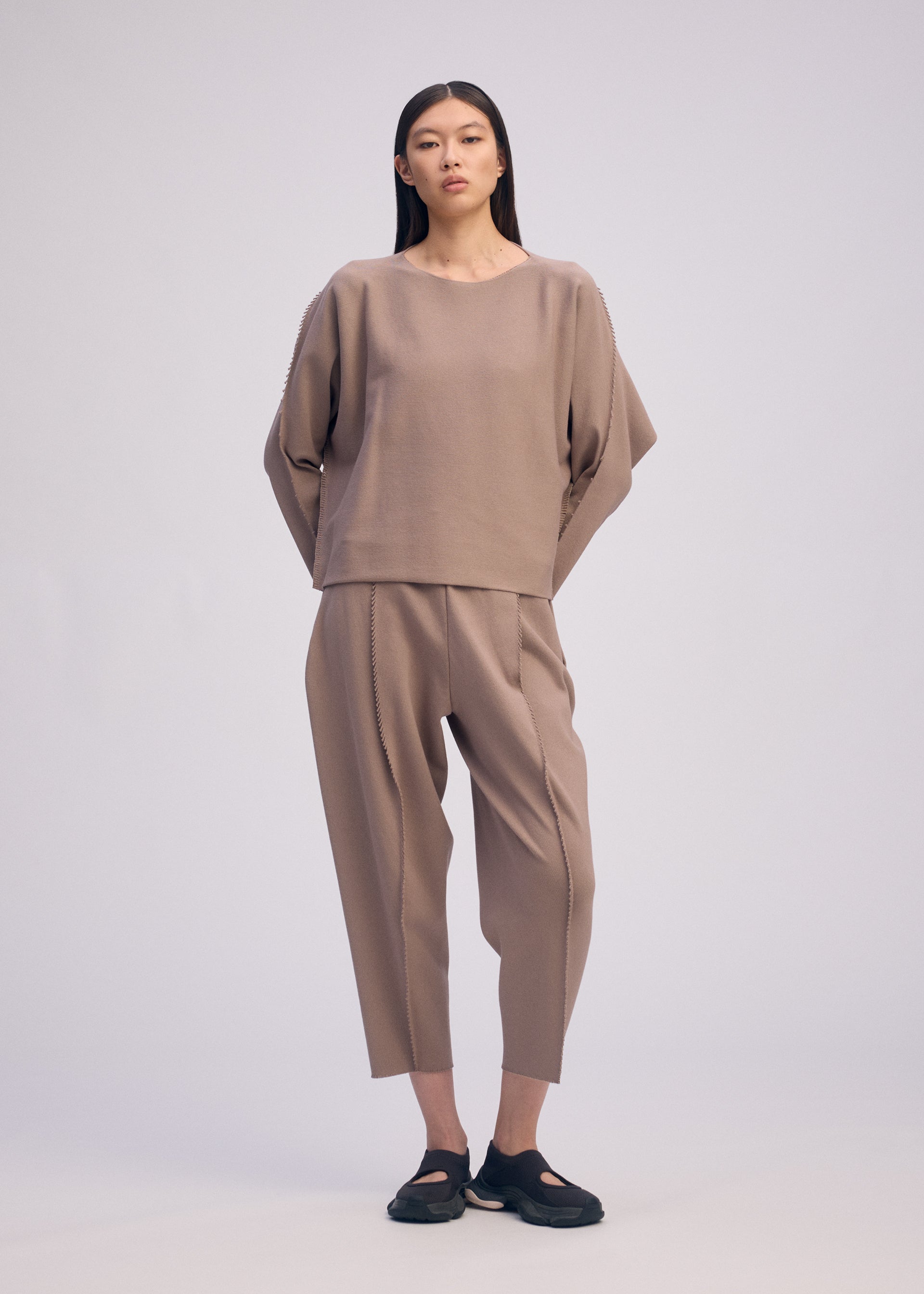 A model wears the ISSEY MIYAKE CAMPAGNE prêt à porter.