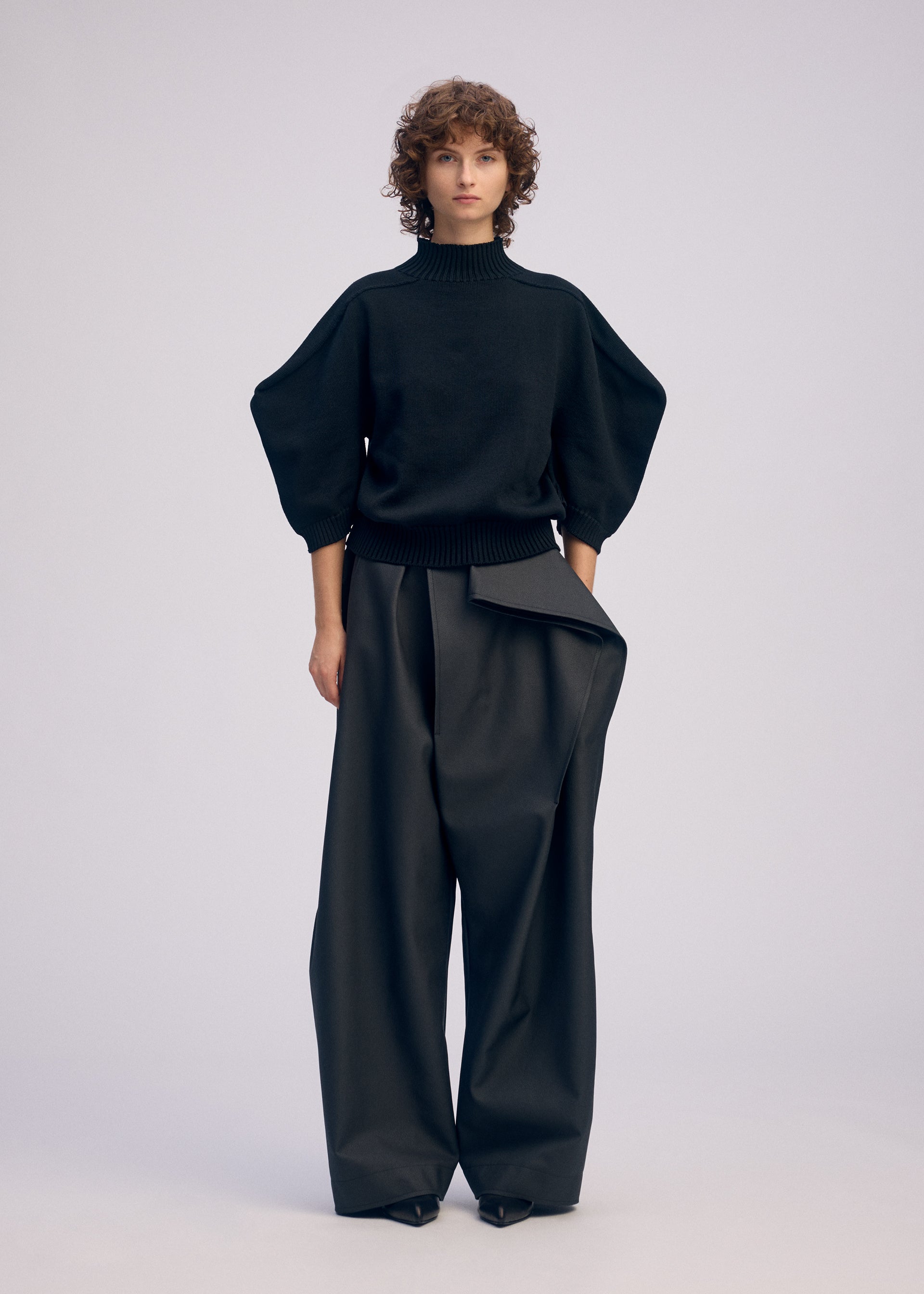 A model wears the ISSEY MIYAKE AKIMBO KNIT prêt à porter.