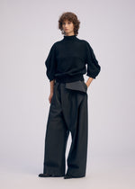 A model wears the ISSEY MIYAKE AKIMBO KNIT prêt à porter.