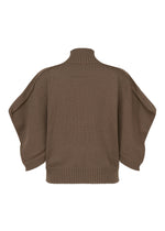 A detail shot of the ISSEY MIYAKE AKIMBO KNIT prêt à porter.