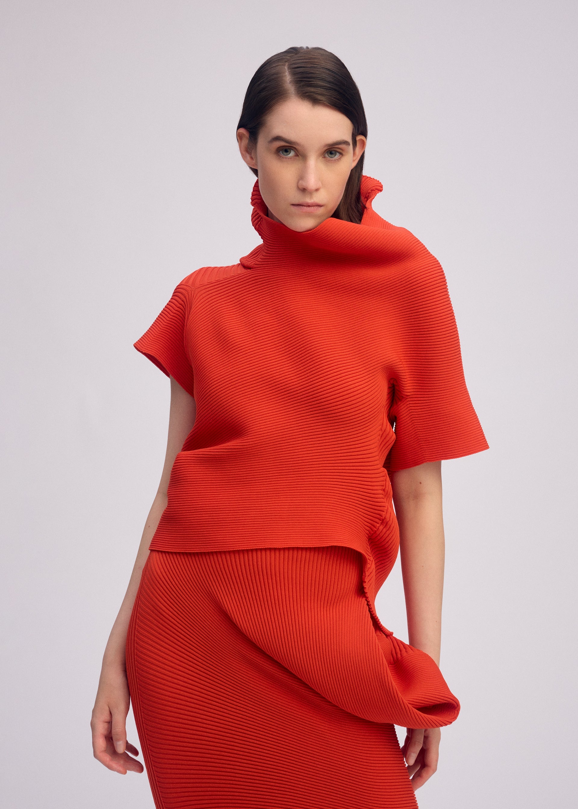 A model wears the Issey Miyake LIFE FORM prêt à porter.