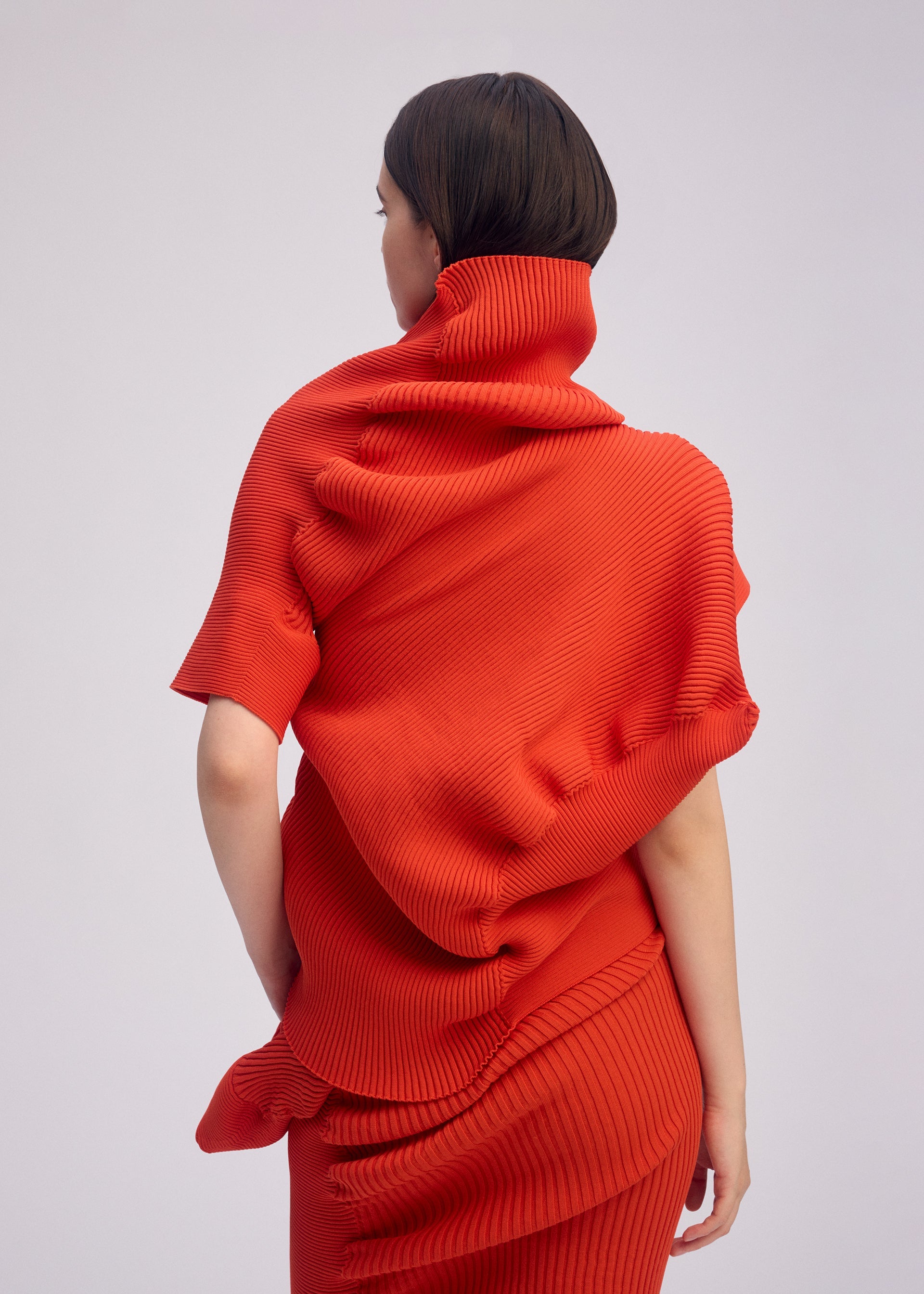A model wears the Issey Miyake LIFE FORM prêt à porter.