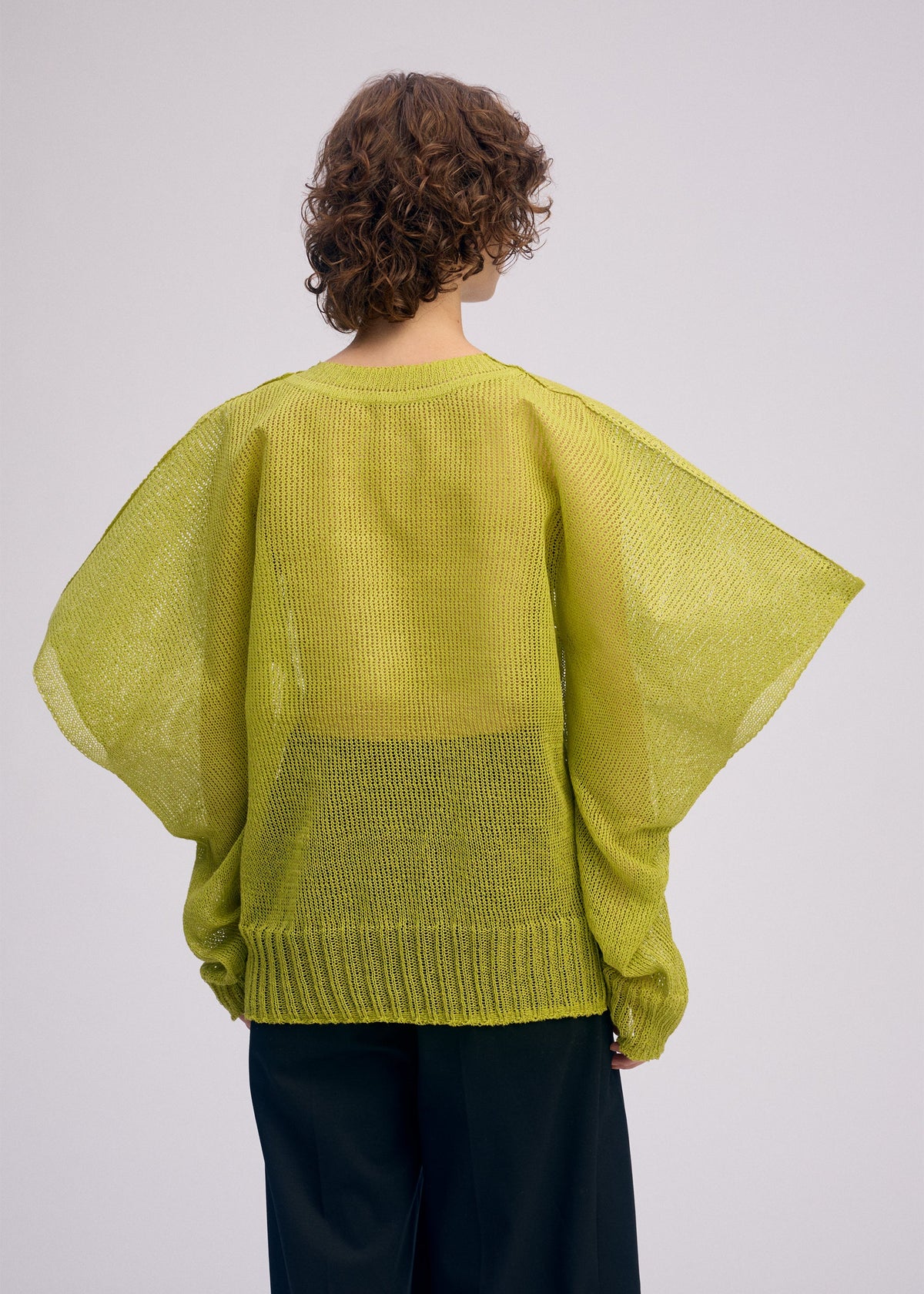 A model wears the Issey Miyake CIALDA prêt à porter.