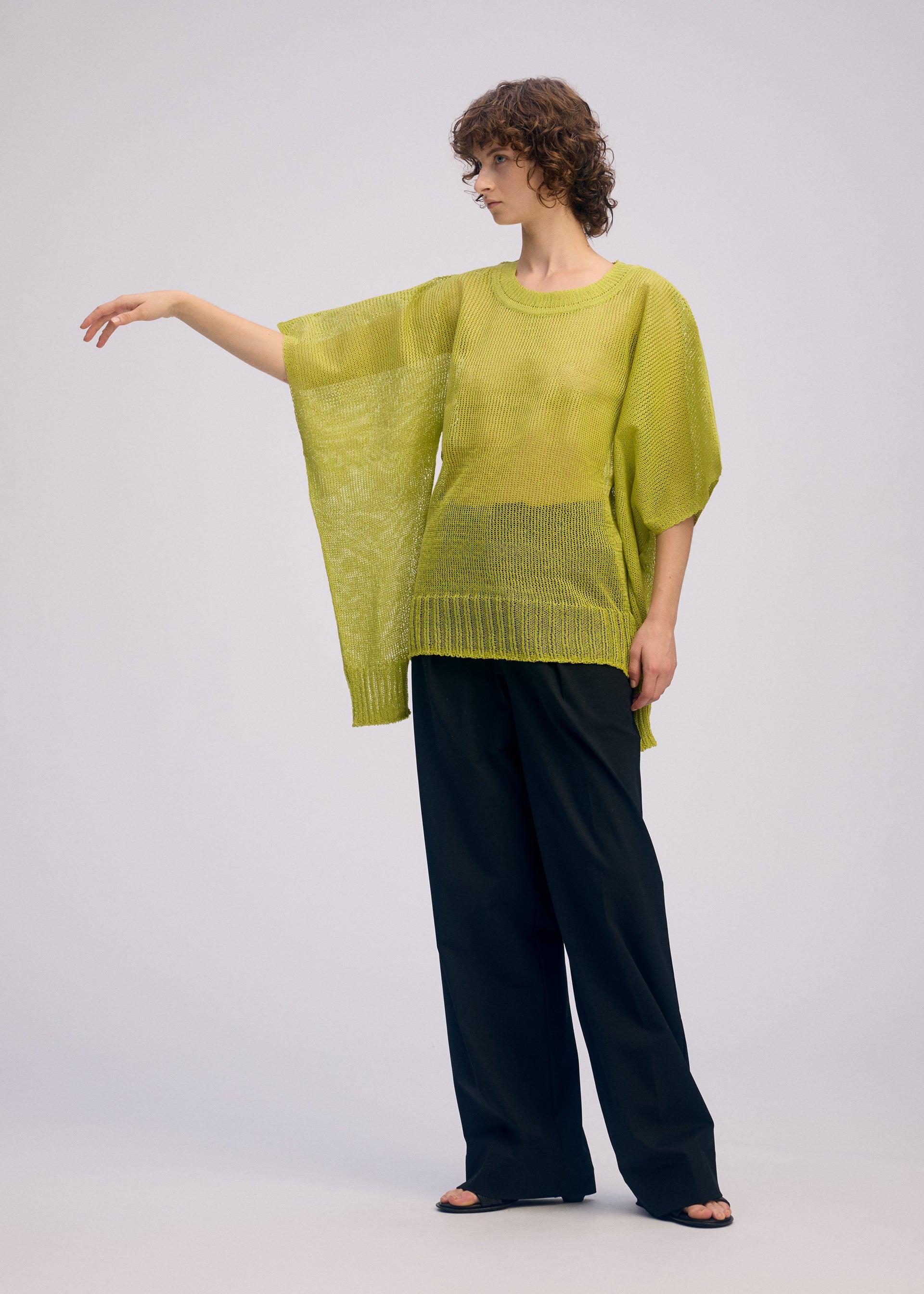 A model wears the Issey Miyake CIALDA prêt à porter.