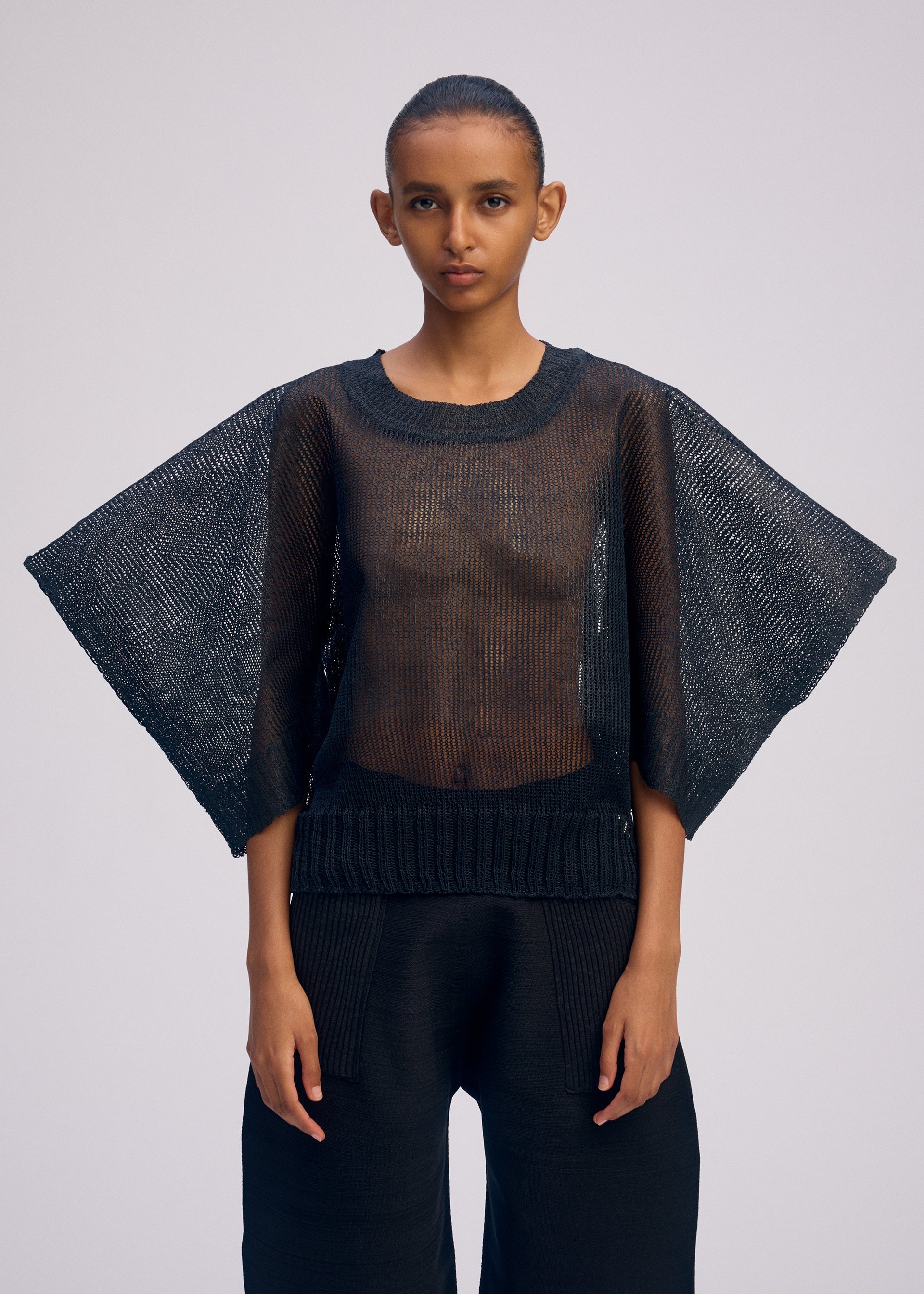 A model wears the Issey Miyake CIALDA prêt à porter.