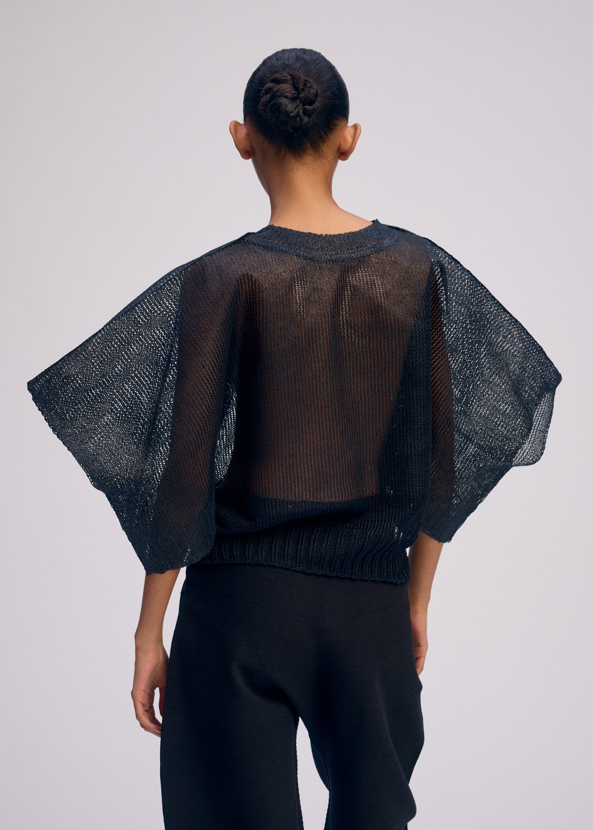 A model wears the Issey Miyake CIALDA prêt à porter.