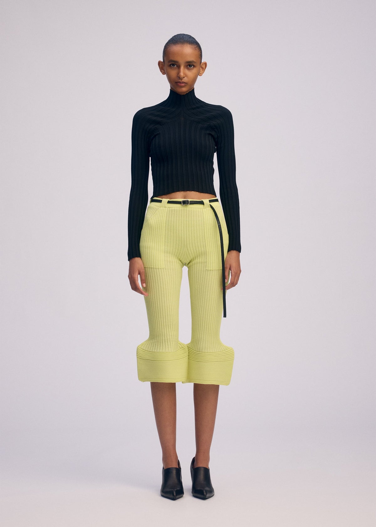 A model wears the ISSEY MIYAKE ELEPHANT KNIT prêt à porter.