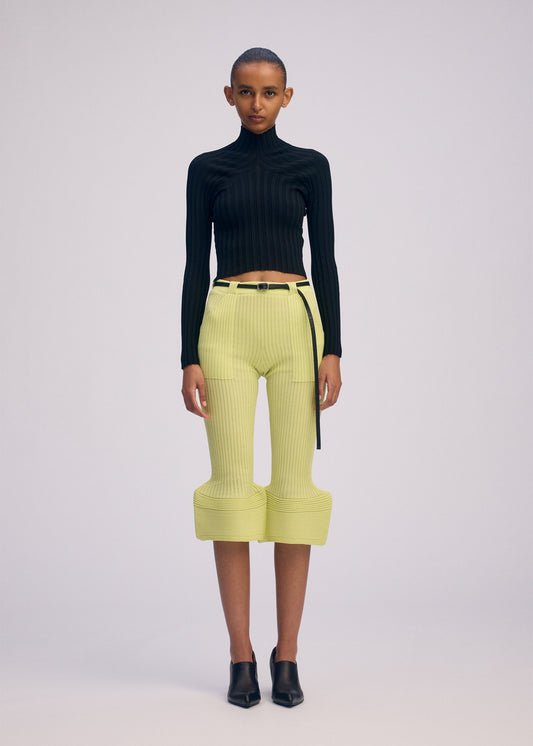 A model wears the ISSEY MIYAKE ELEPHANT KNIT prêt à porter.