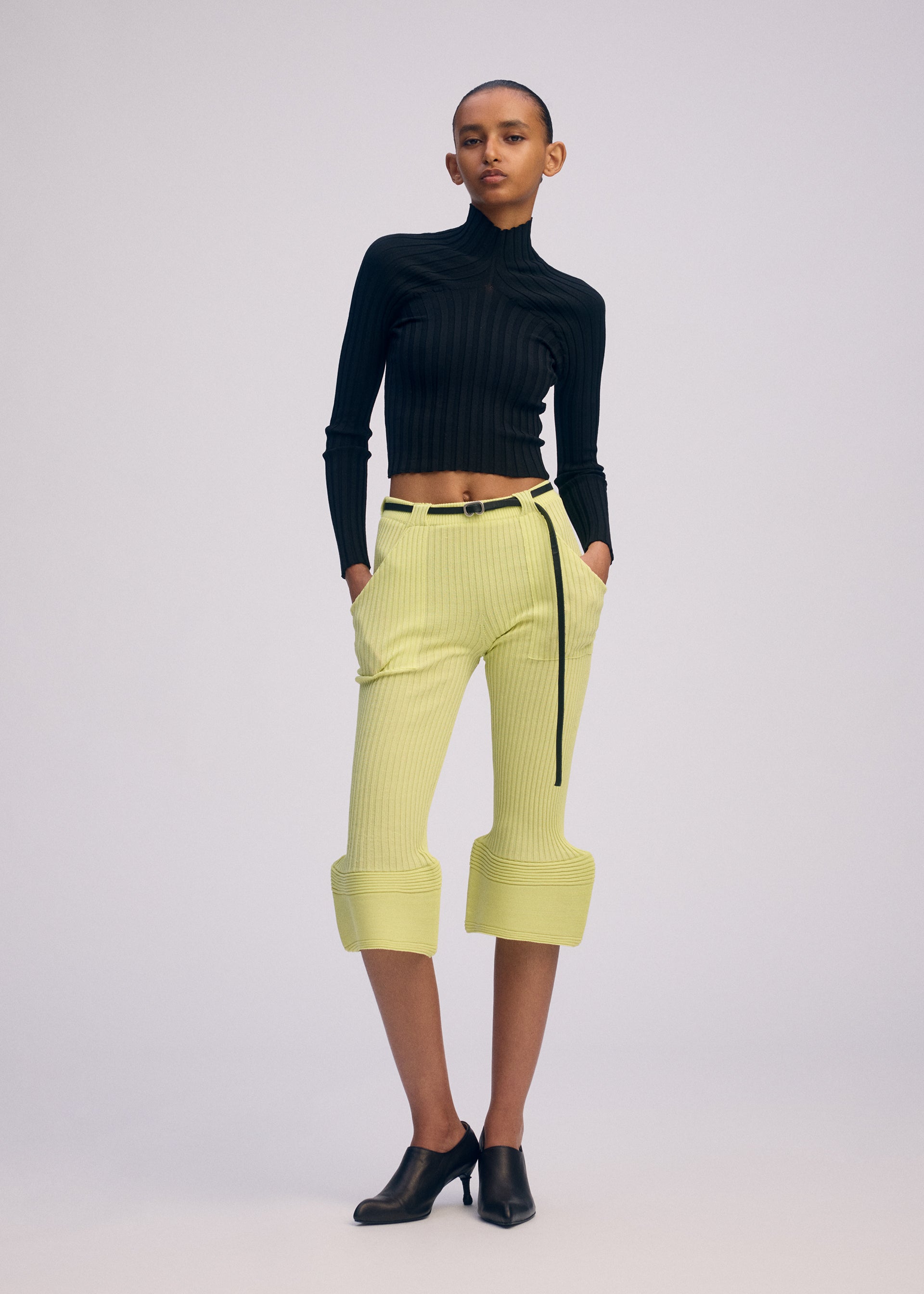 A model wears the ISSEY MIYAKE ELEPHANT KNIT prêt à porter.