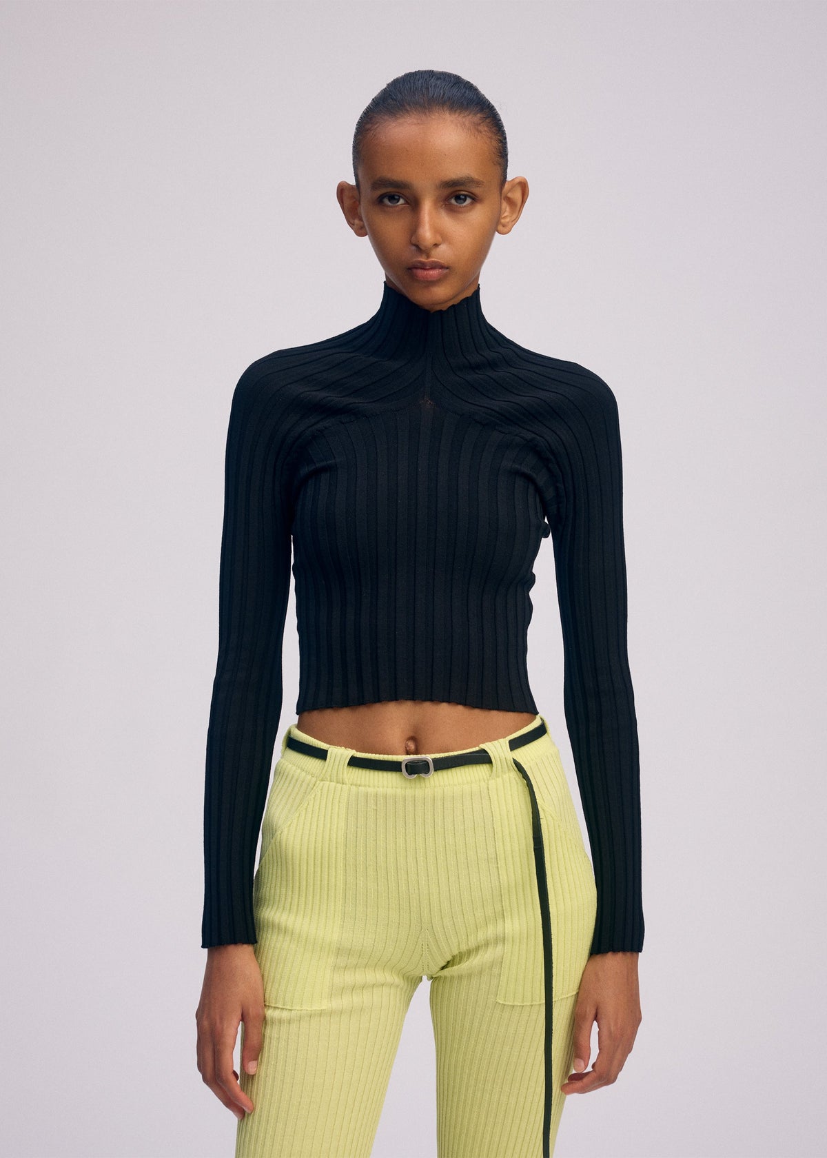 A model wears the ISSEY MIYAKE ELEPHANT KNIT prêt à porter.