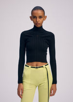 A model wears the ISSEY MIYAKE ELEPHANT KNIT prêt à porter.