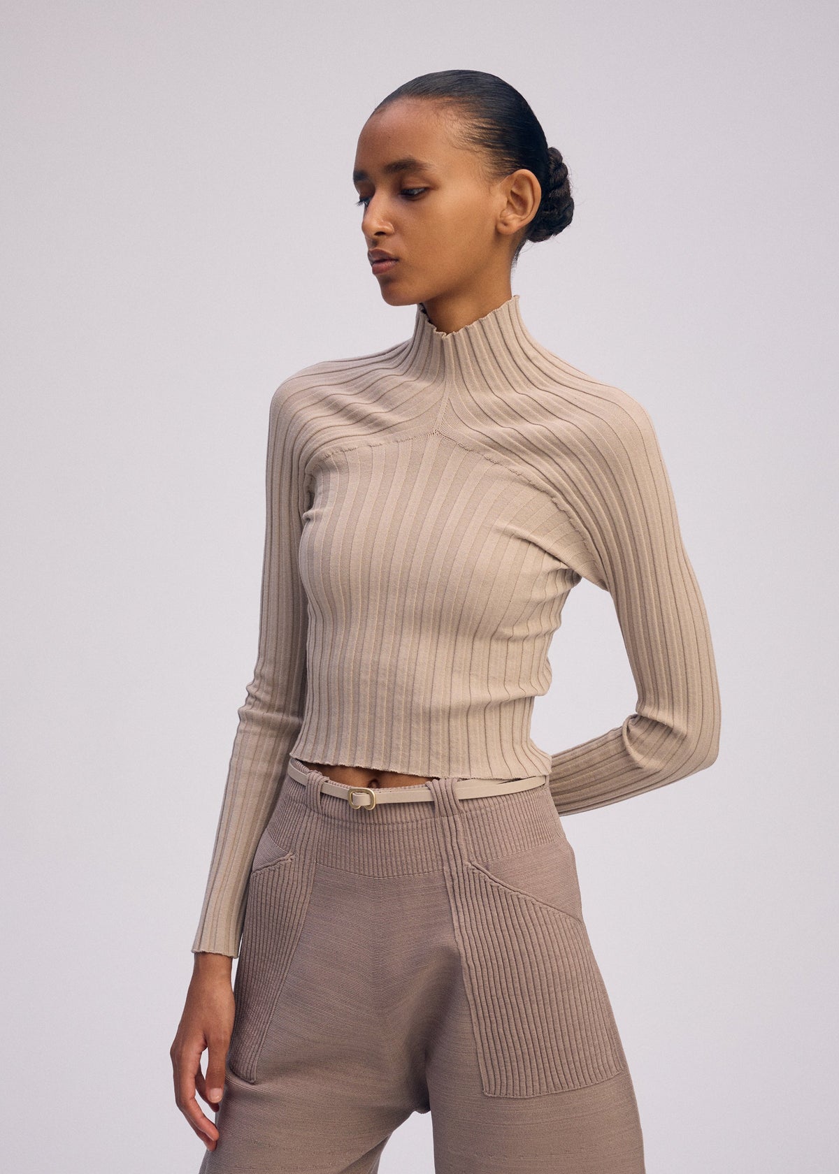 A model wears the ISSEY MIYAKE ELEPHANT KNIT prêt à porter.