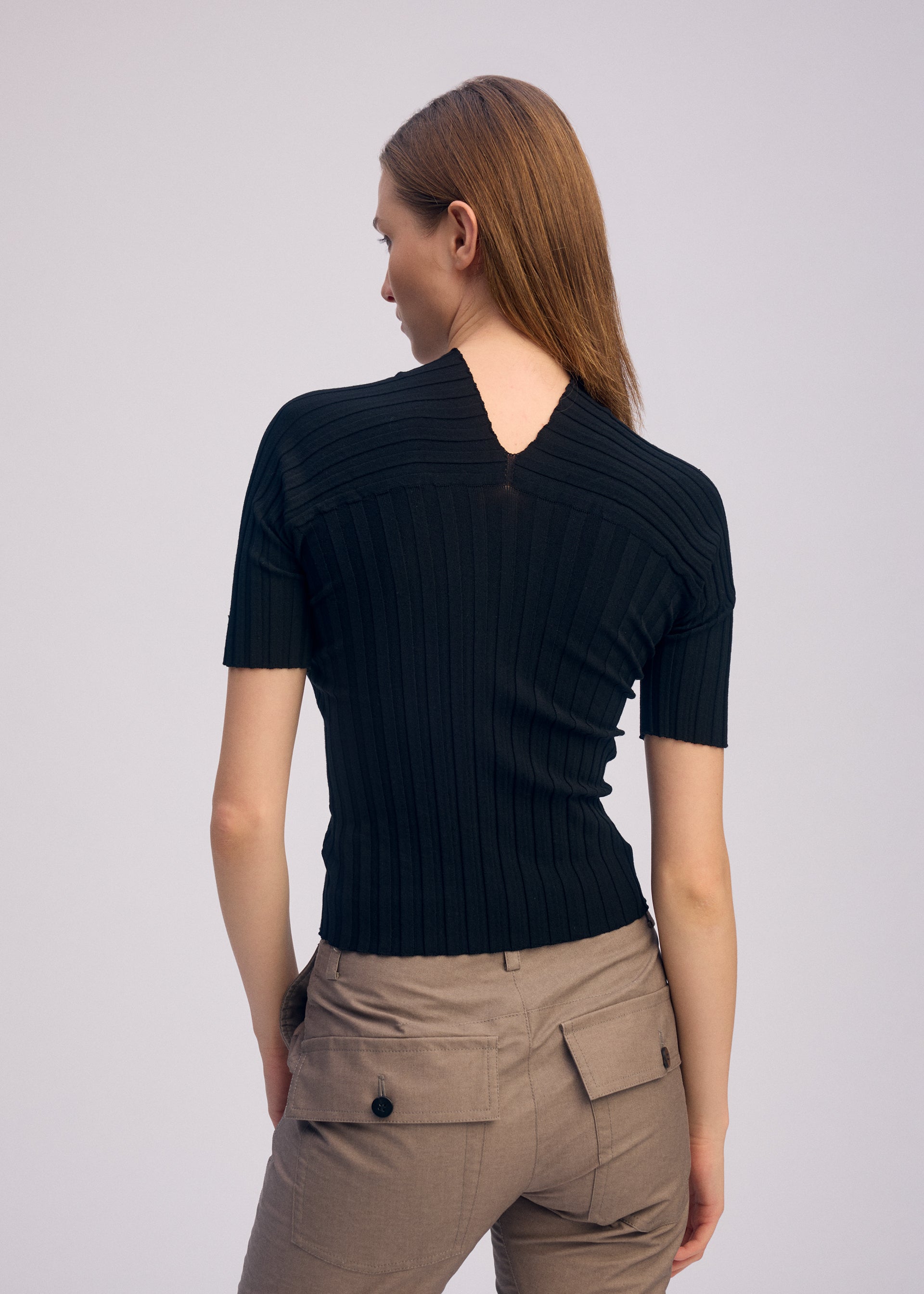 A model wears the ISSEY MIYAKE ELEPHANT KNIT prêt à porter.