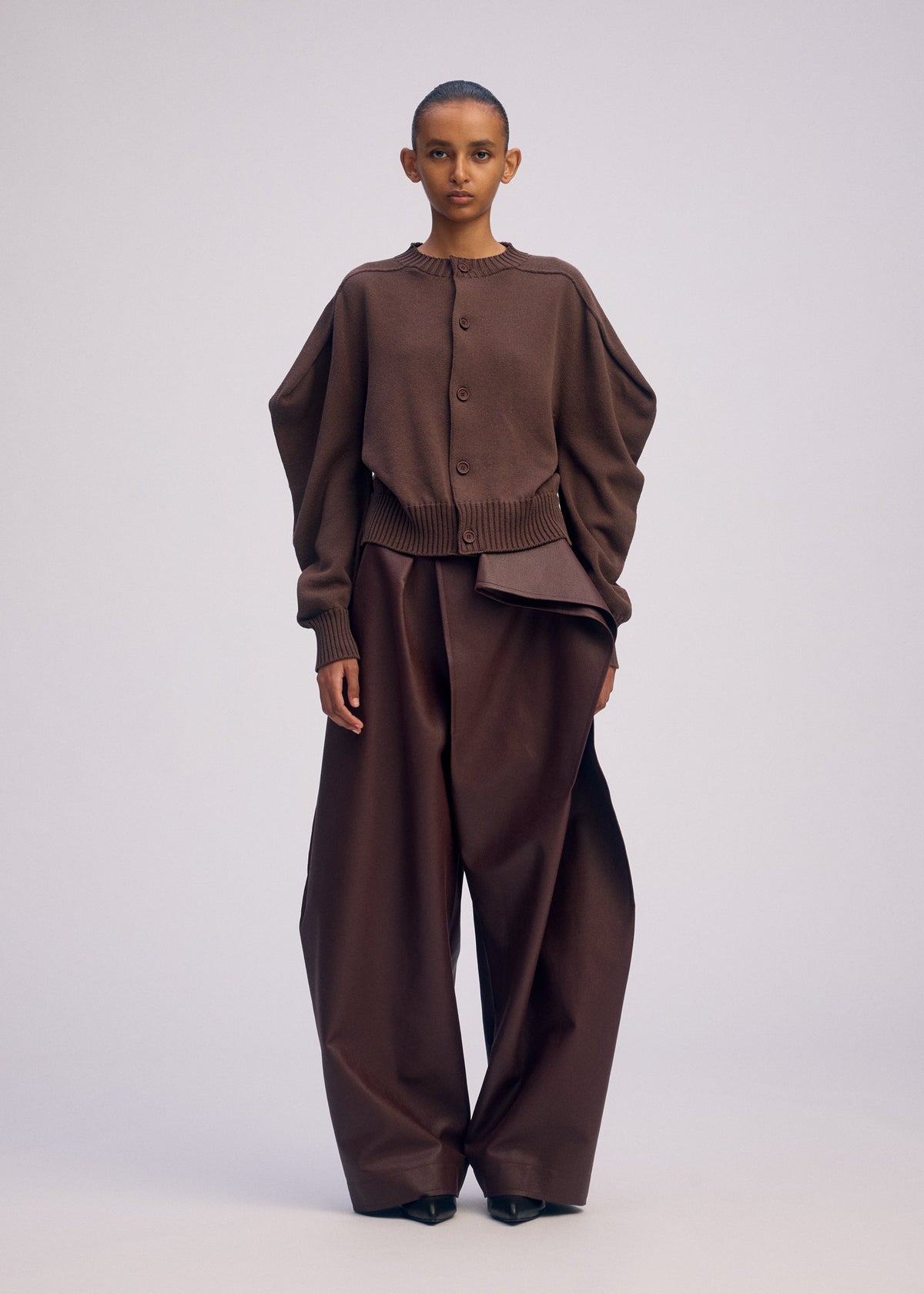 A model wears the ISSEY MIYAKE AKIMBO KNIT prêt à porter.
