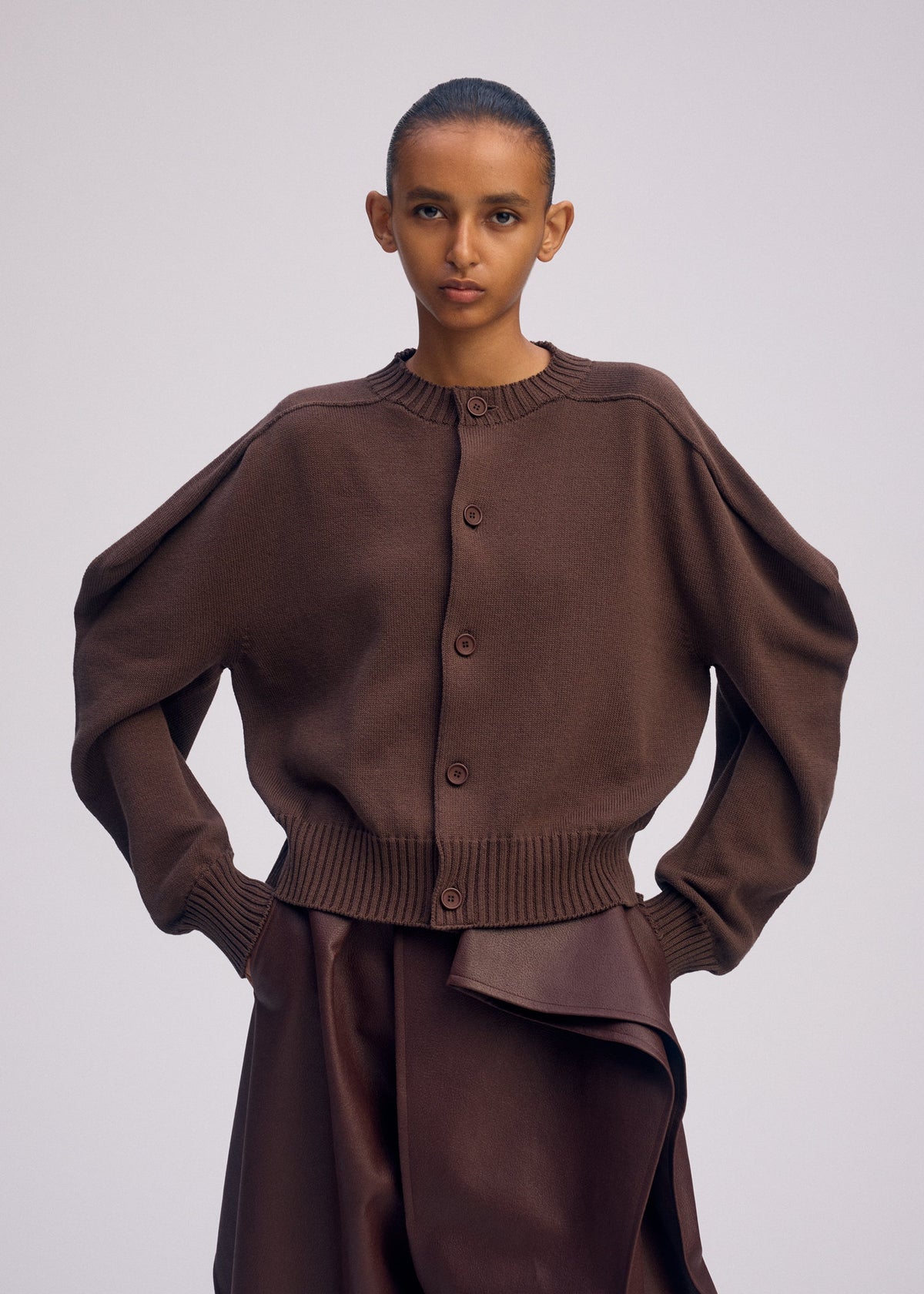 A model wears the ISSEY MIYAKE AKIMBO KNIT prêt à porter.