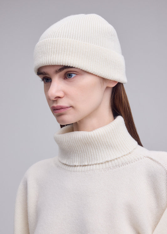 A model wears the ISSEY MIYAKE O KNIT BEANIE o-knit-beanie-cap-black.