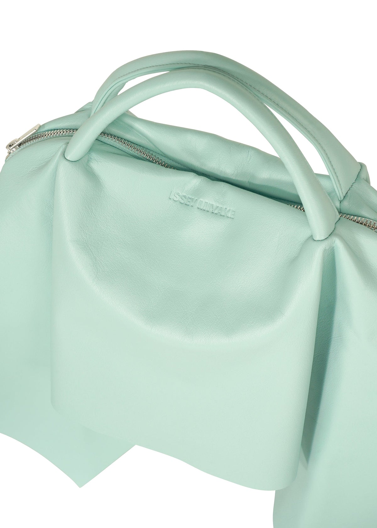 A detail shot of the ISSEY MIYAKE SQUARE BAG(LEATHER) bag.