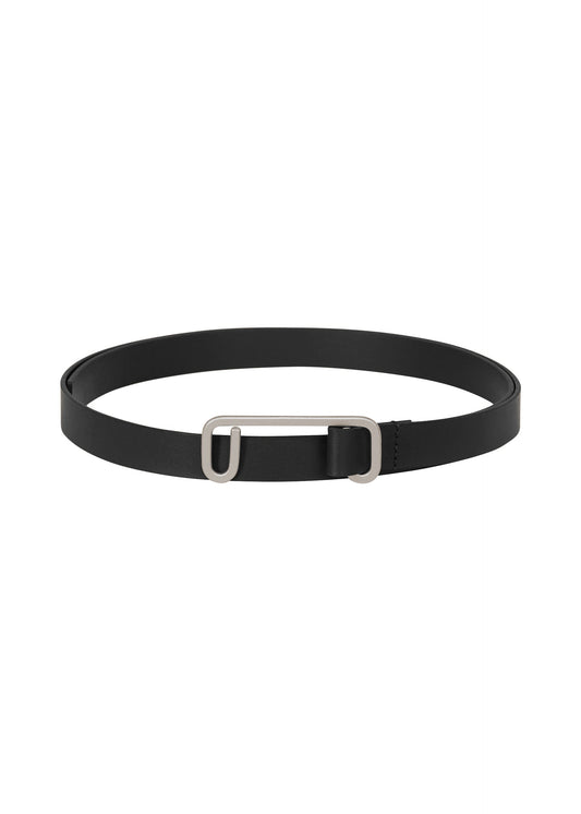 A product shot of the ISSEY MIYAKE SOLID LEATHER BELT belt in black.