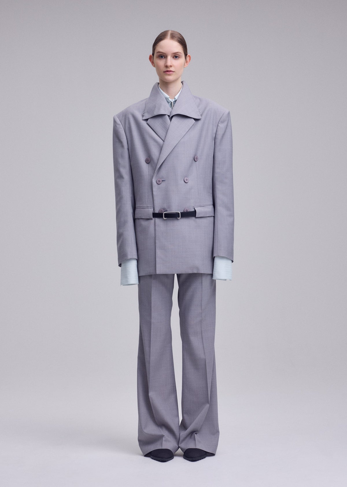 A model wears the ISSEY MIYAKE HONEST ENSEMBLE honest-ensemble-jacket-black.