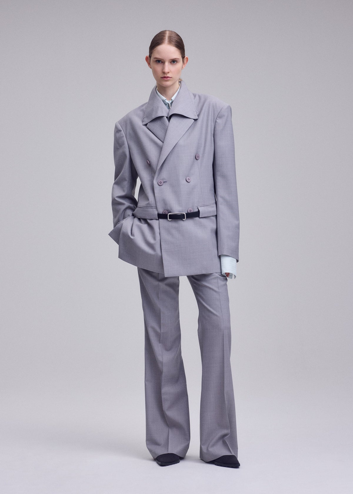 A model wears the ISSEY MIYAKE HONEST ENSEMBLE honest-ensemble-jacket-grey.