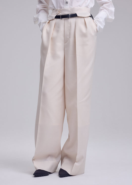 A model wears the ISSEY MIYAKE UNTITLED trousers.