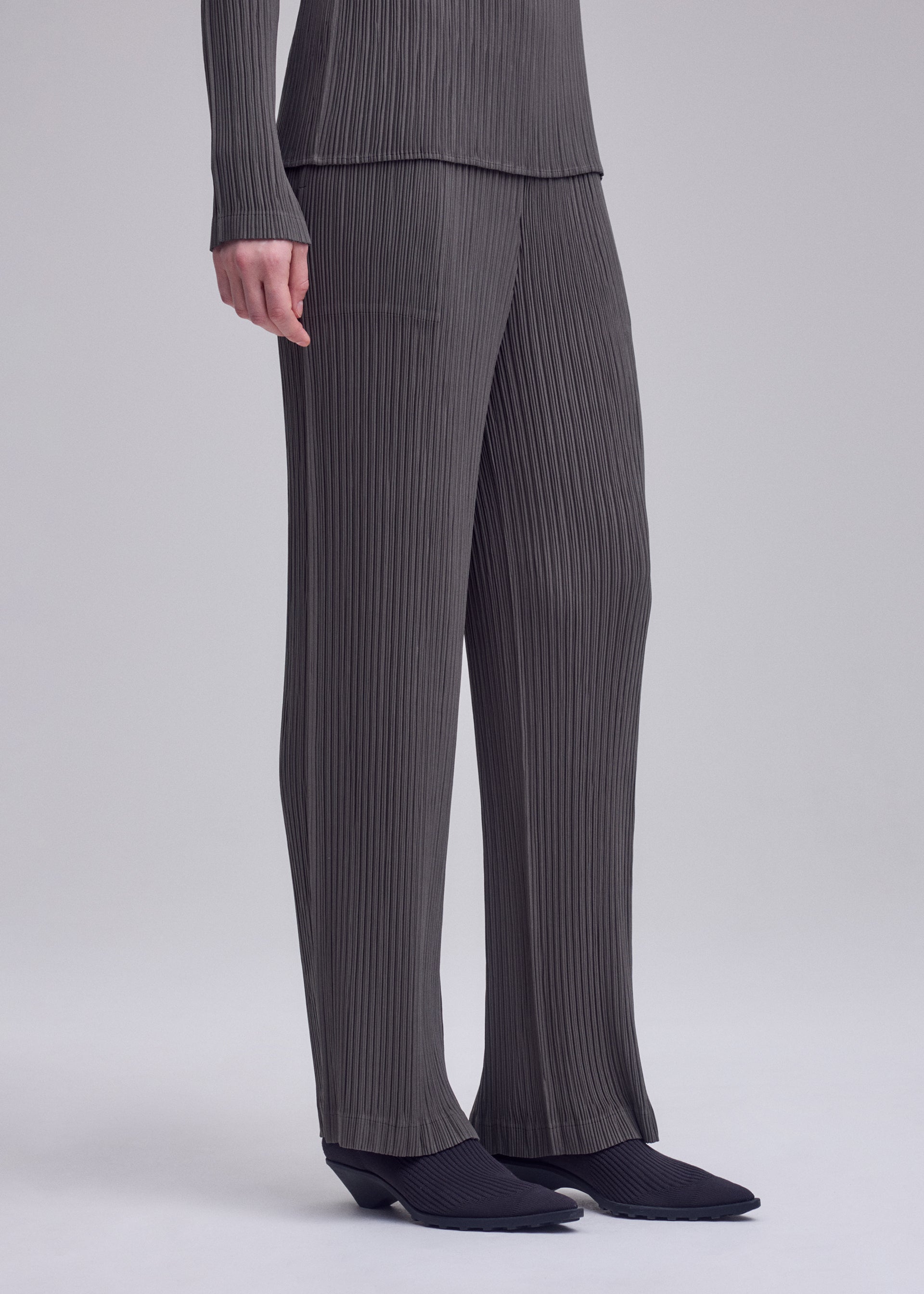 HATCHING PLEATS Trousers Light Pink – ISSEY MIYAKE EU