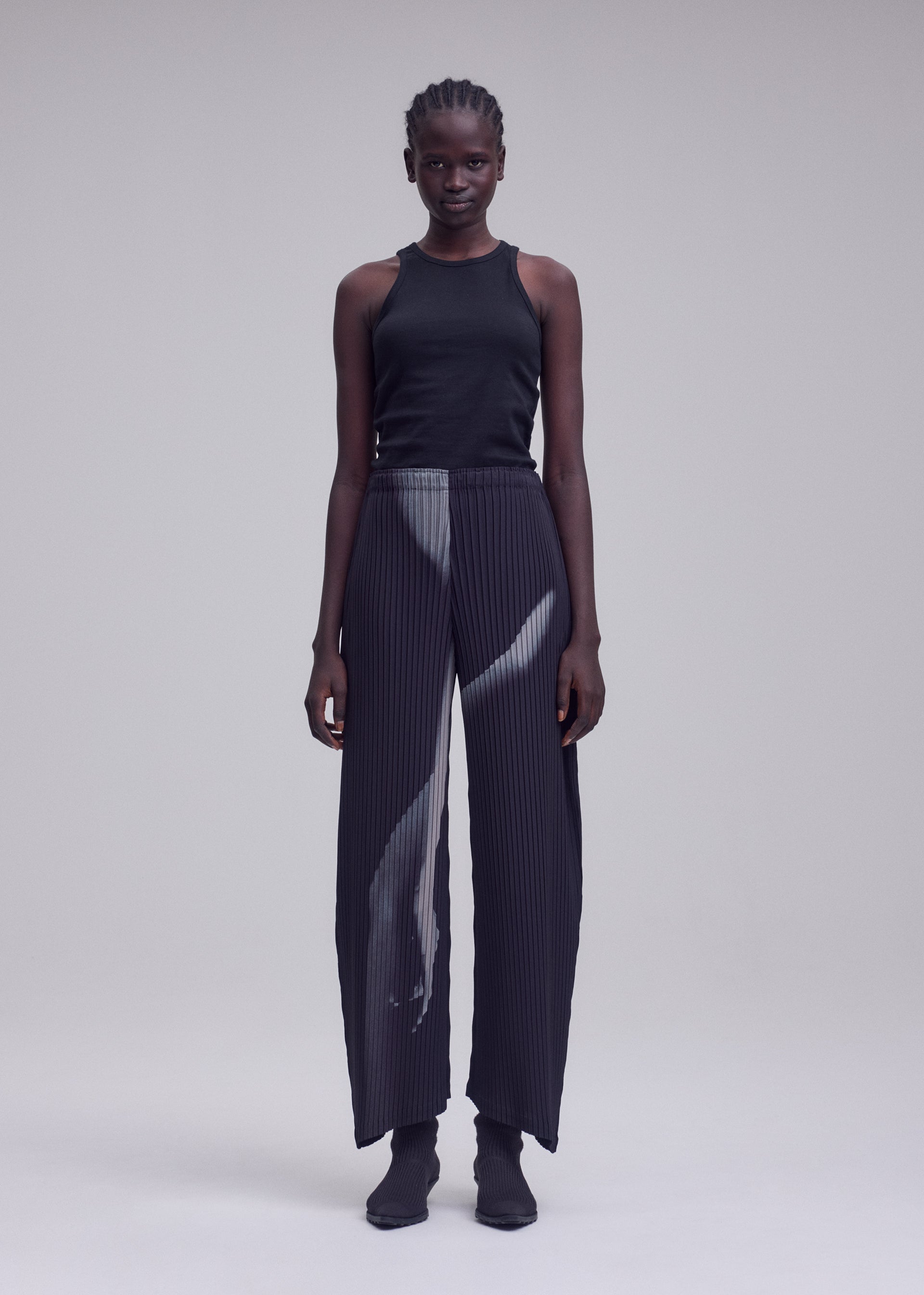 HANDS OF LOVER PLEATS Trousers Black-Hued – ISSEY MIYAKE EU