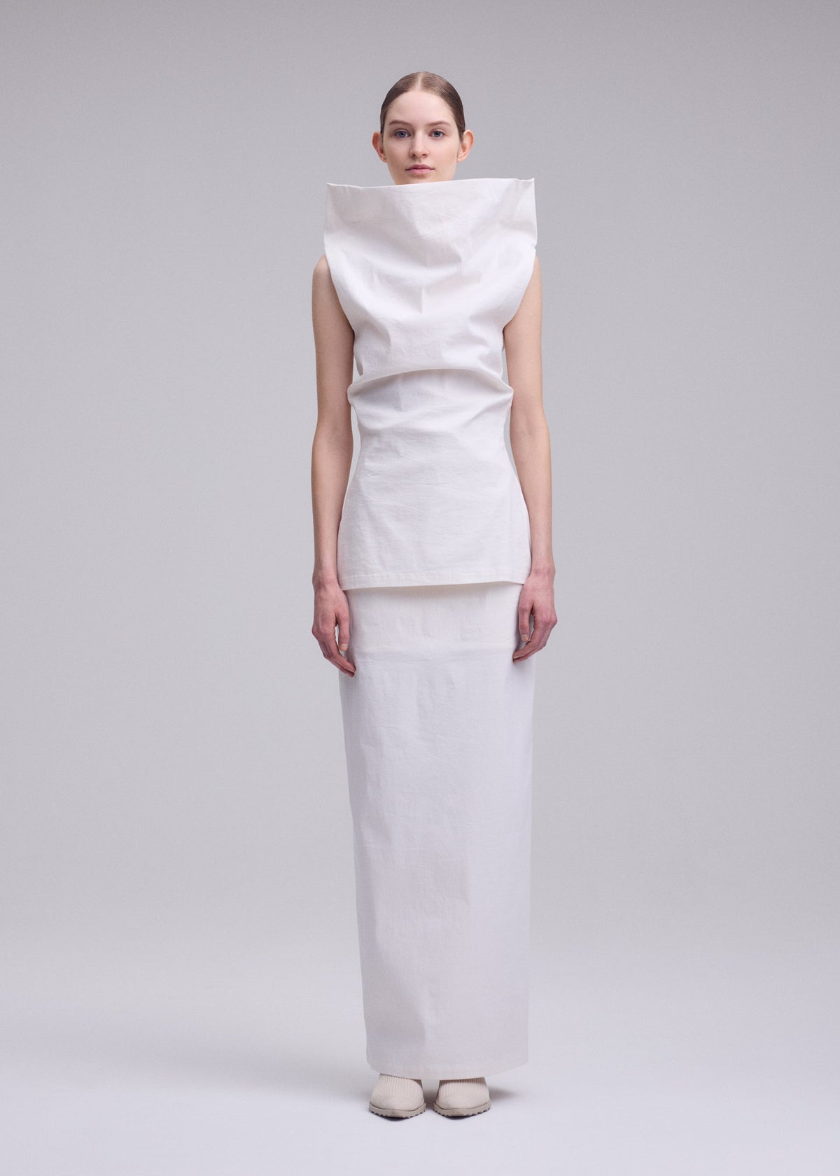A model wears the ISSEY MIYAKE ALLOW allow-skirt-grey-1.