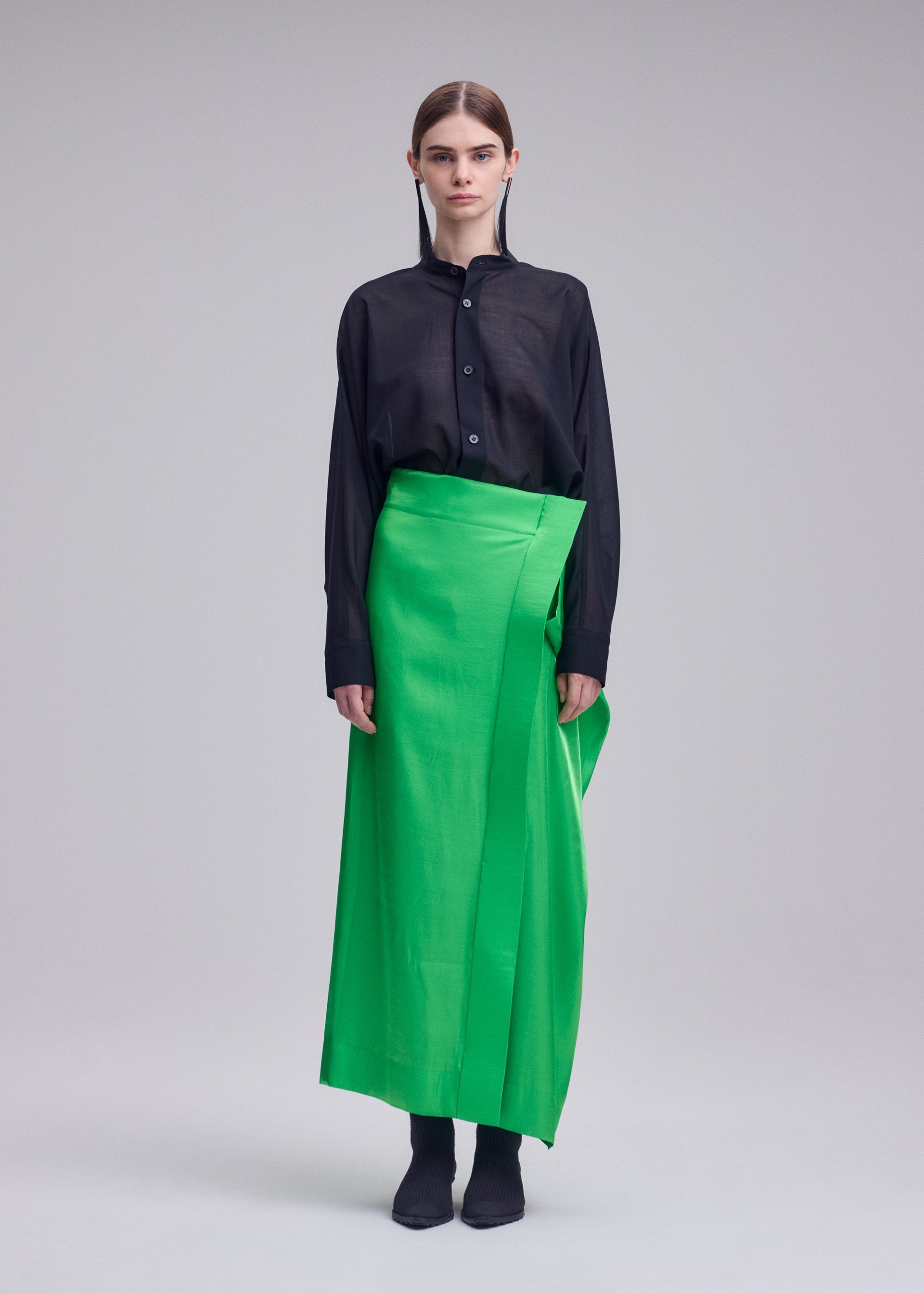 A model wears the ISSEY MIYAKE MERCURY mercury-skirt-dark-navy-1.