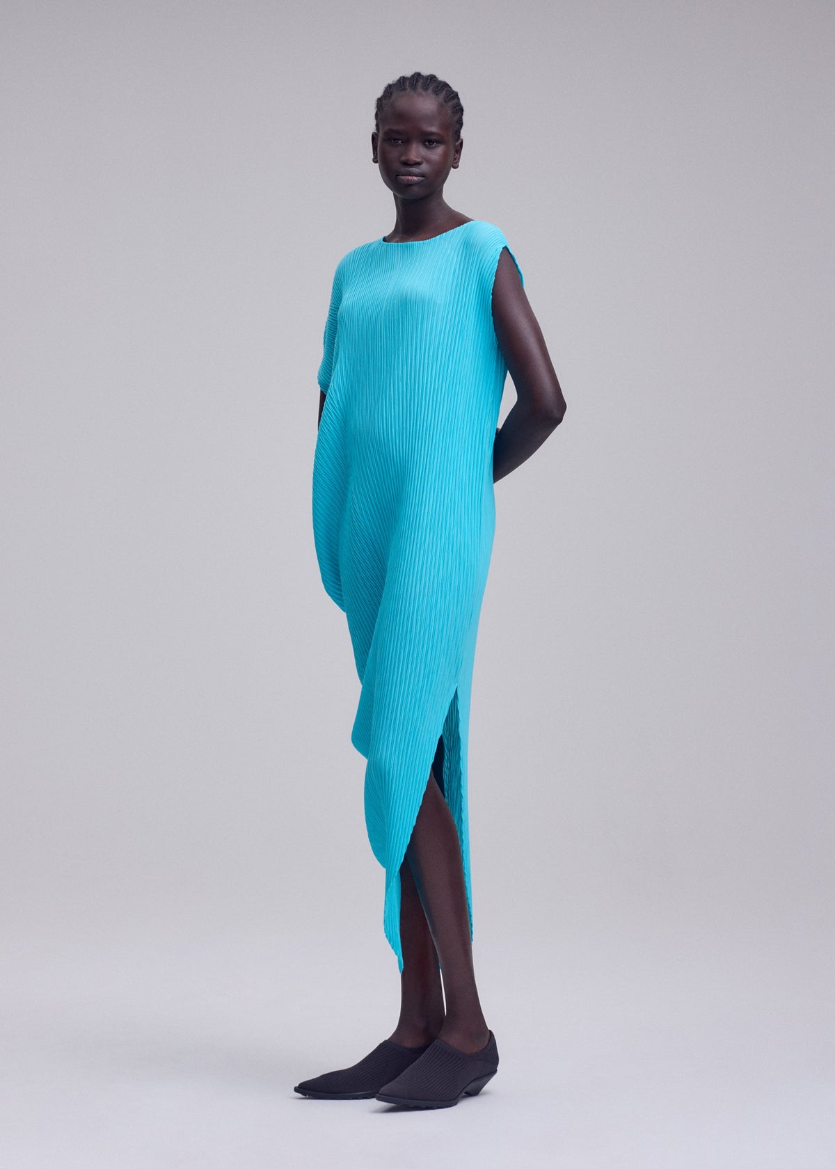 A model wears the ISSEY MIYAKE LEAF PLEATS leaf-pleats-dress-dark-navy.