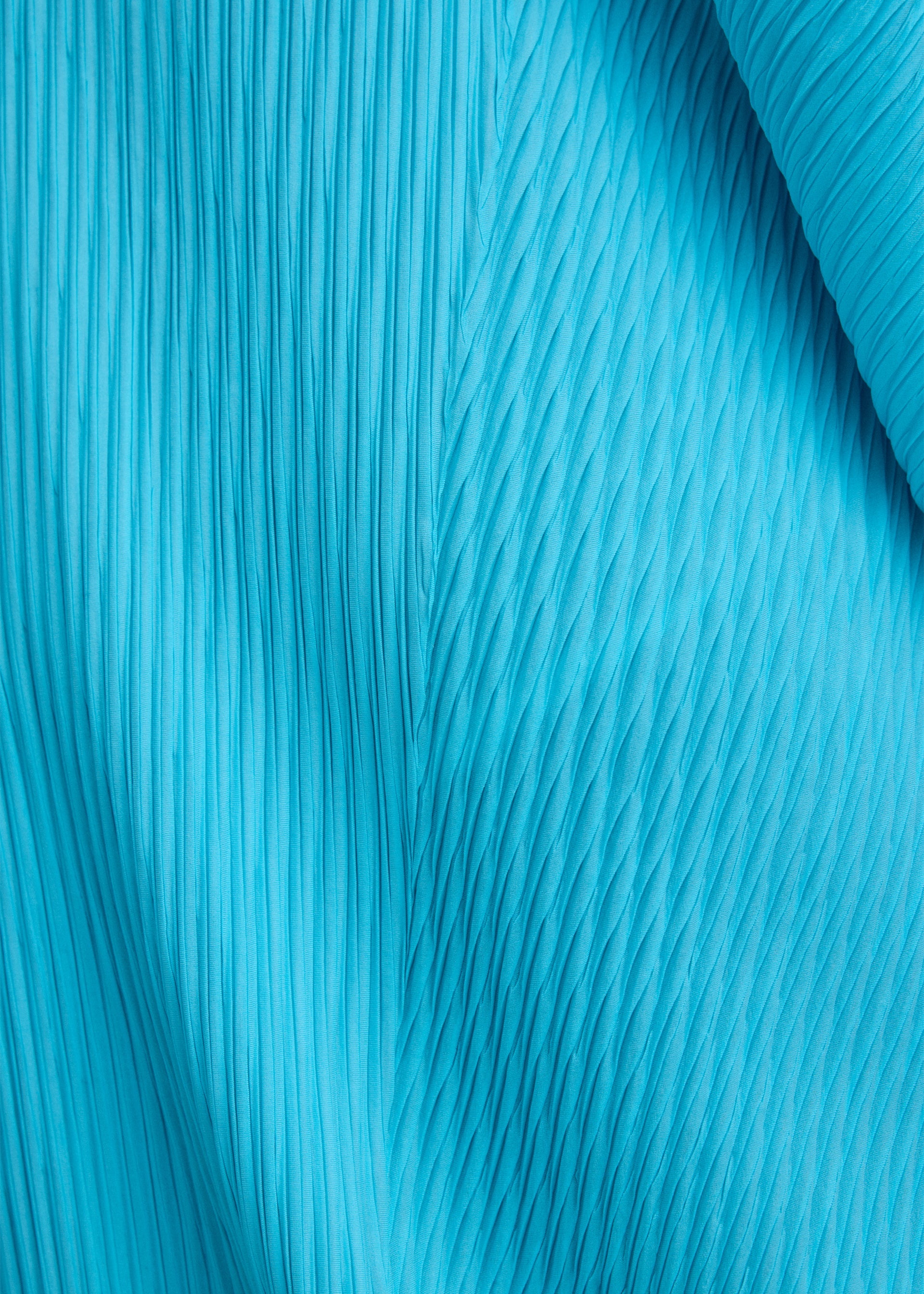 A model wears the ISSEY MIYAKE LEAF PLEATS leaf-pleats-dress-dark-navy.