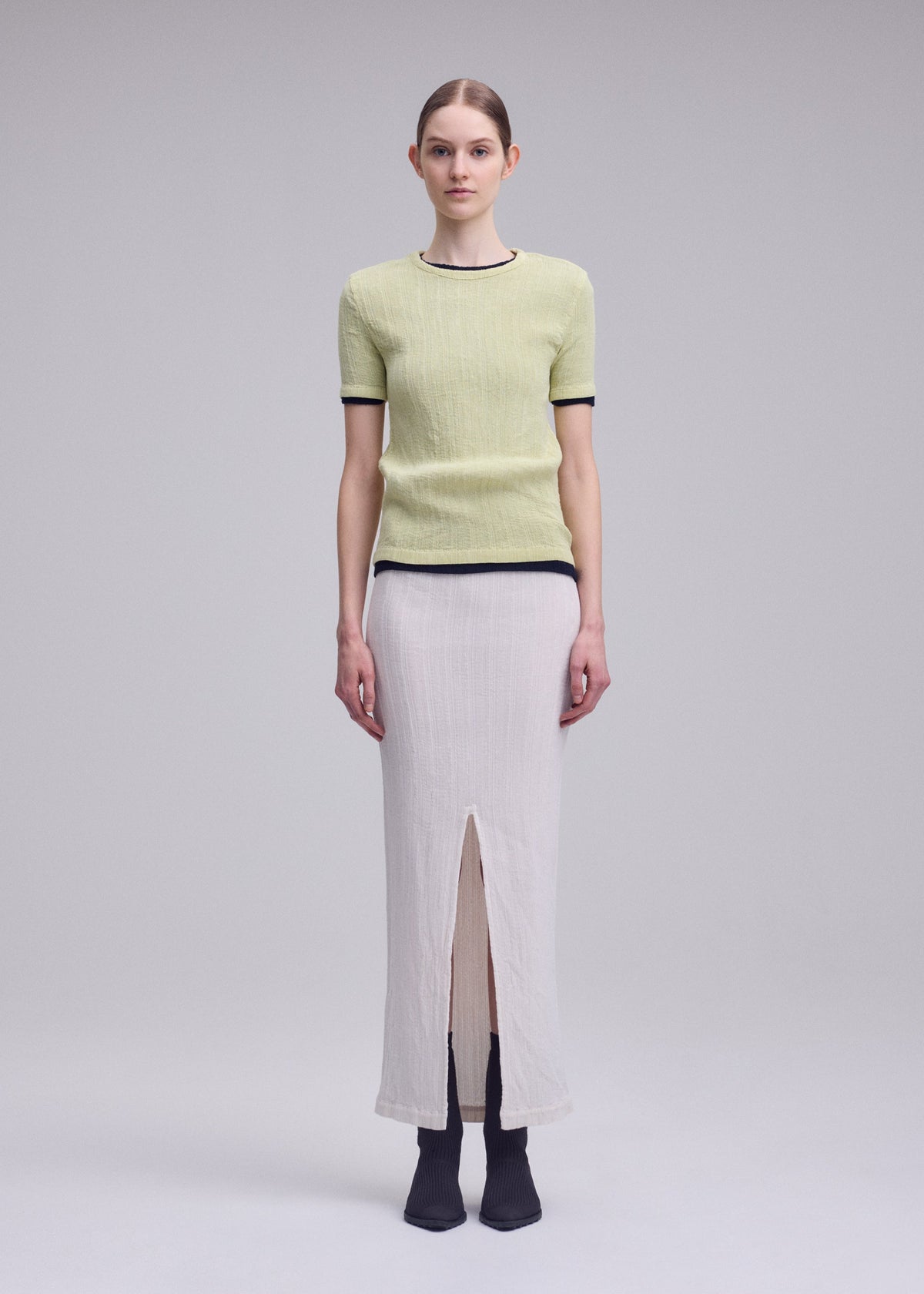 A model wears the ISSEY MIYAKE RILL rill-shirt-off-white-2.