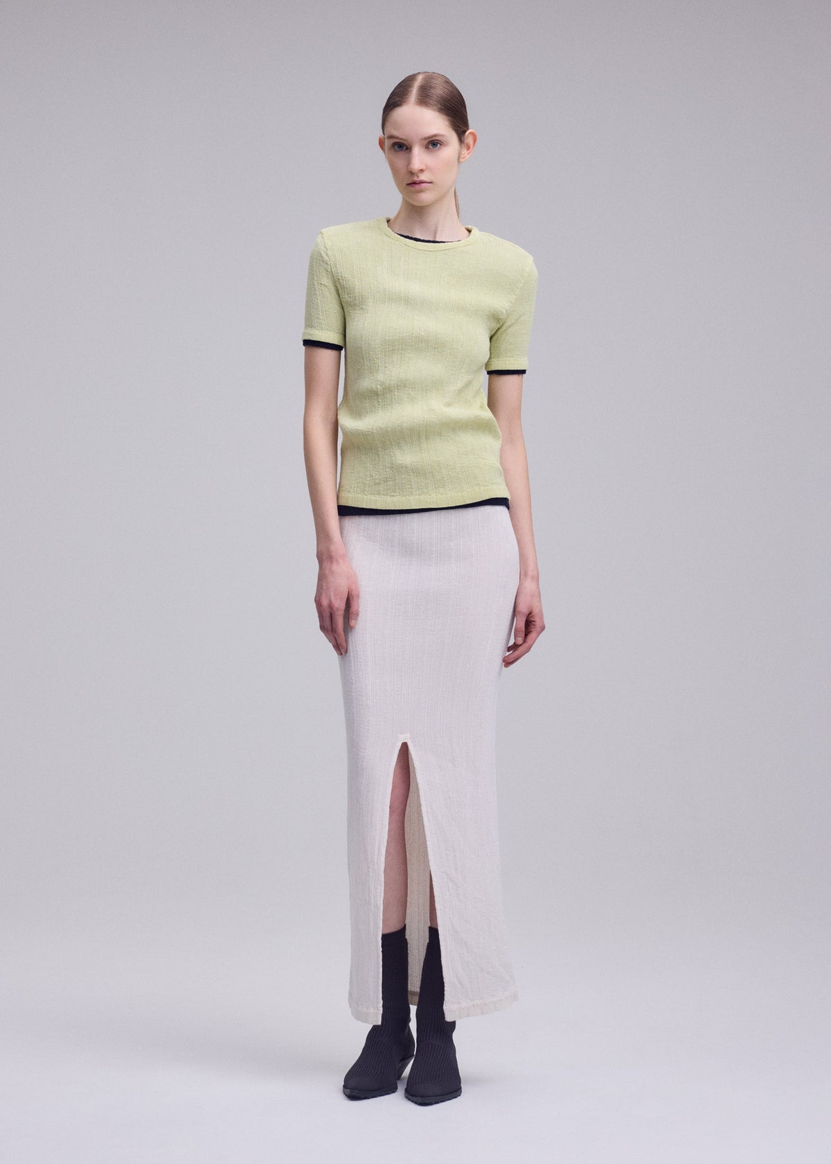 A model wears the ISSEY MIYAKE RILL rill-shirt-dark-navy-3.