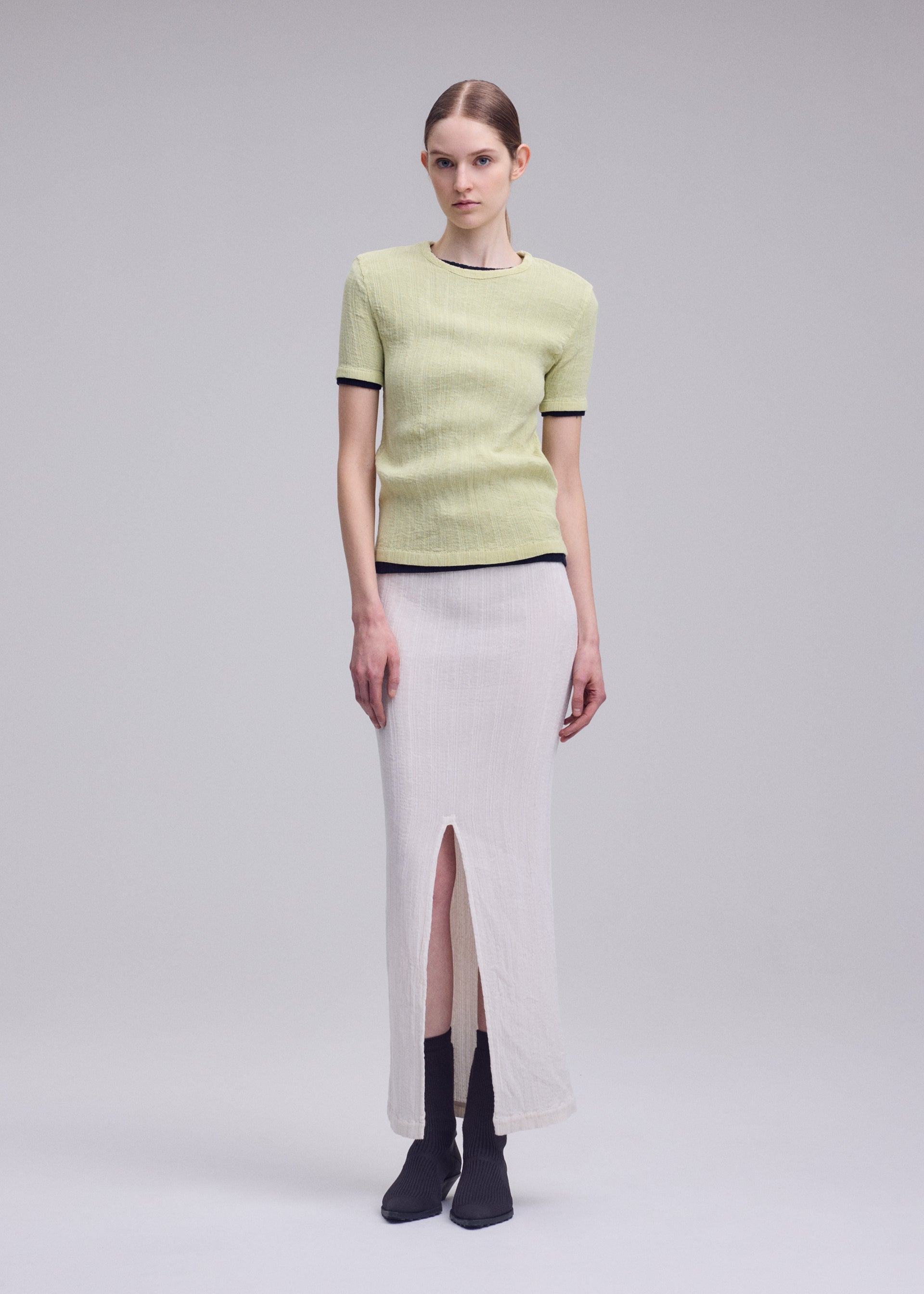 A model wears the ISSEY MIYAKE RILL rill-shirt-dark-navy-3.