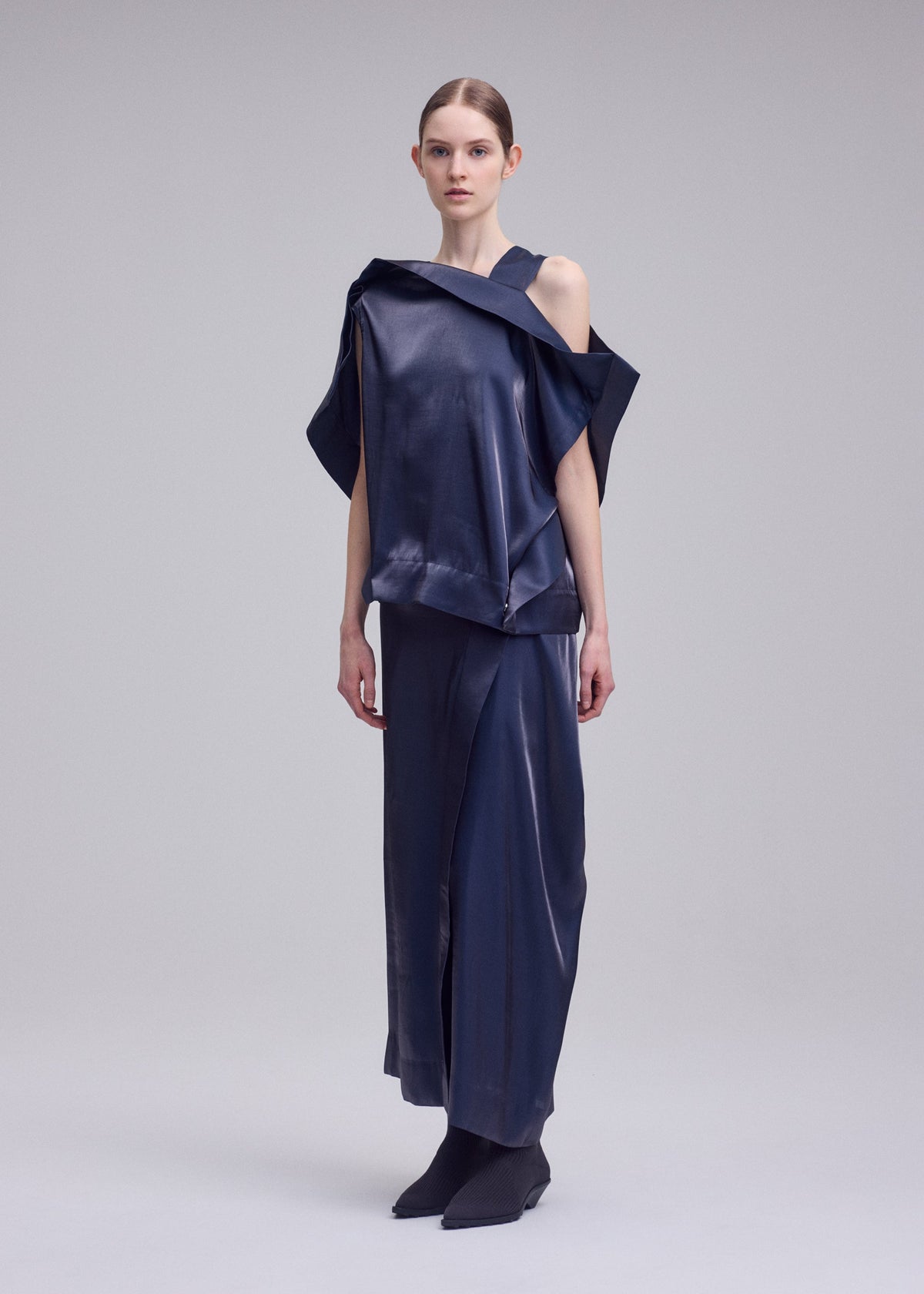 A model wears the ISSEY MIYAKE MERCURY mercury-shirt-dark-navy-1.