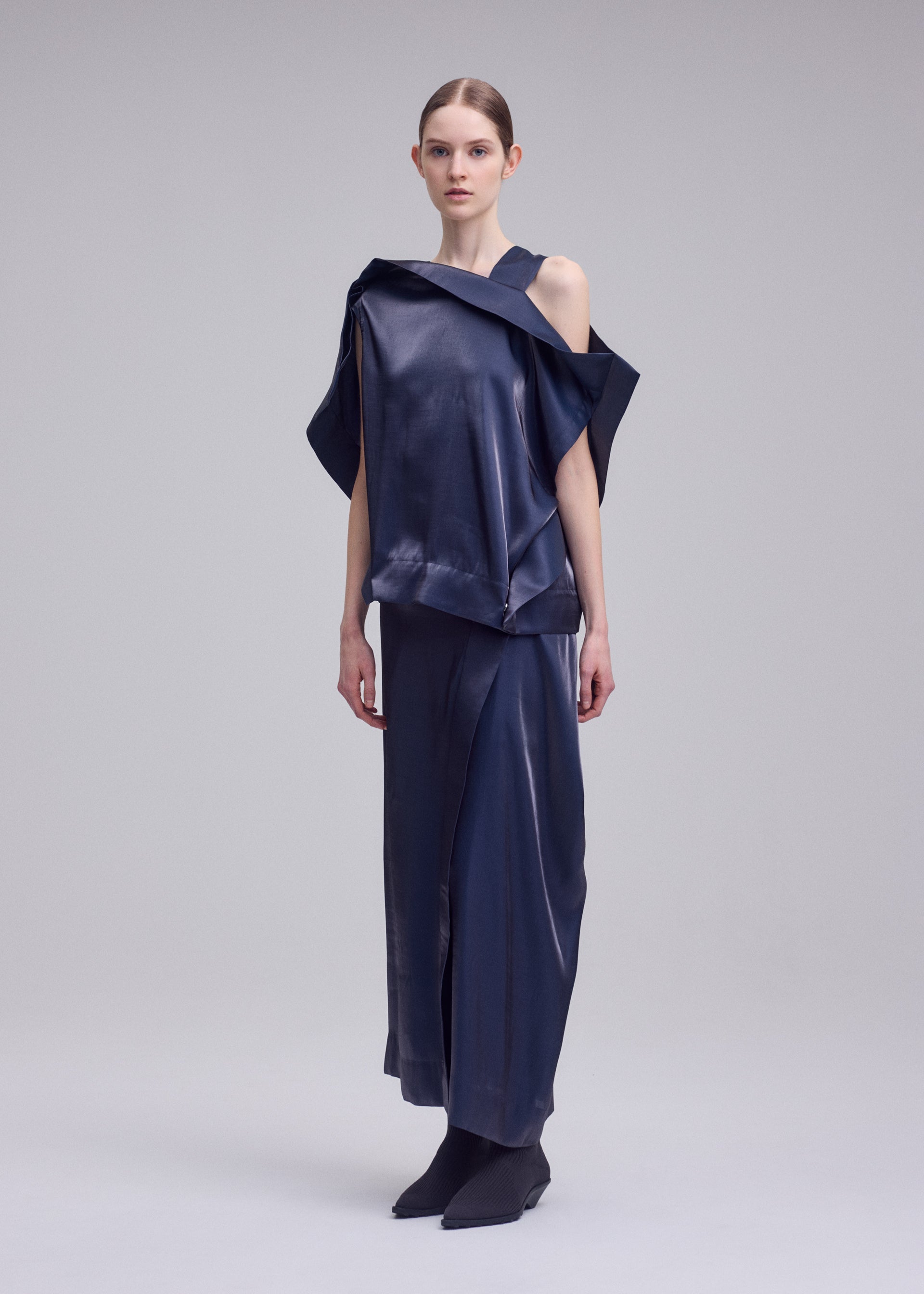 A model wears the ISSEY MIYAKE MERCURY mercury-shirt-dark-navy-1.