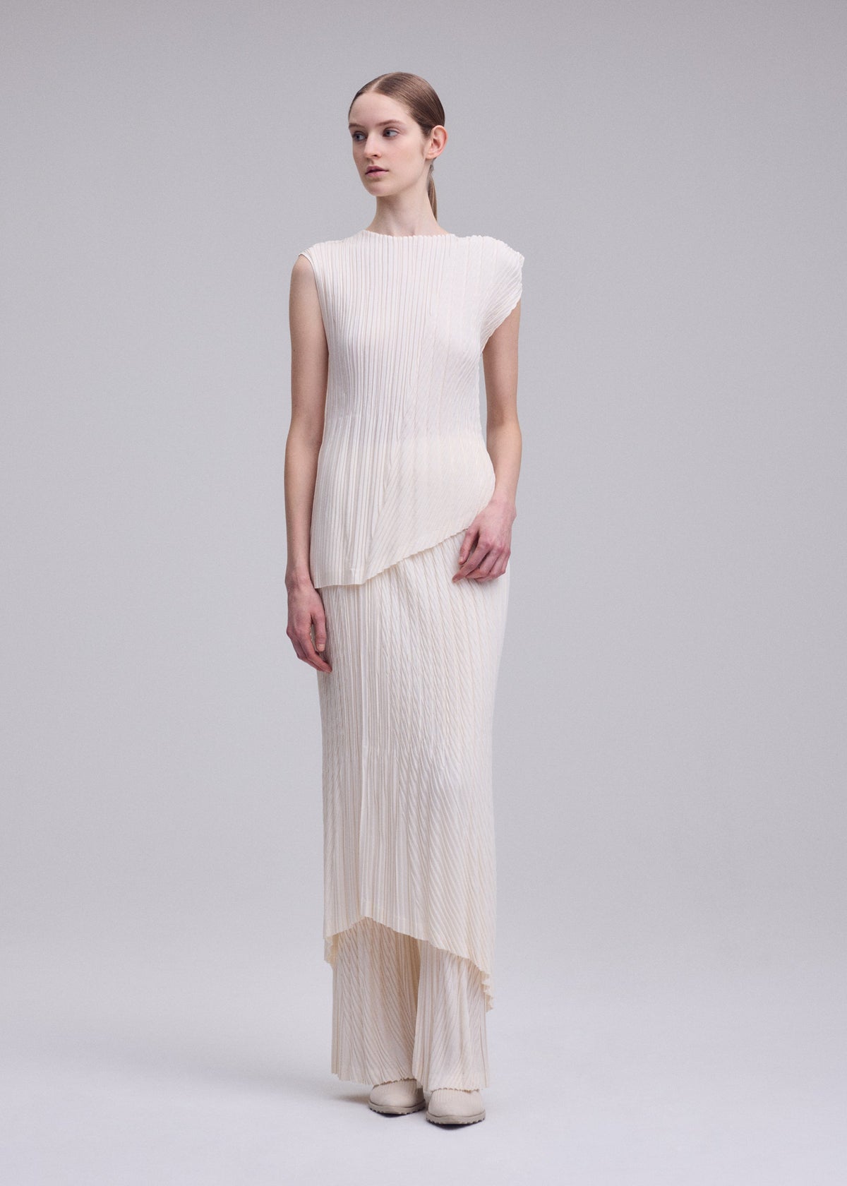 A model wears the ISSEY MIYAKE UNFURLING PLEATS unfurling-pleats-shirt-dark-navy-2.