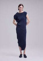 A model wears the ISSEY MIYAKE LEAF PLEATS leaf-pleats-shirt-dark-navy.