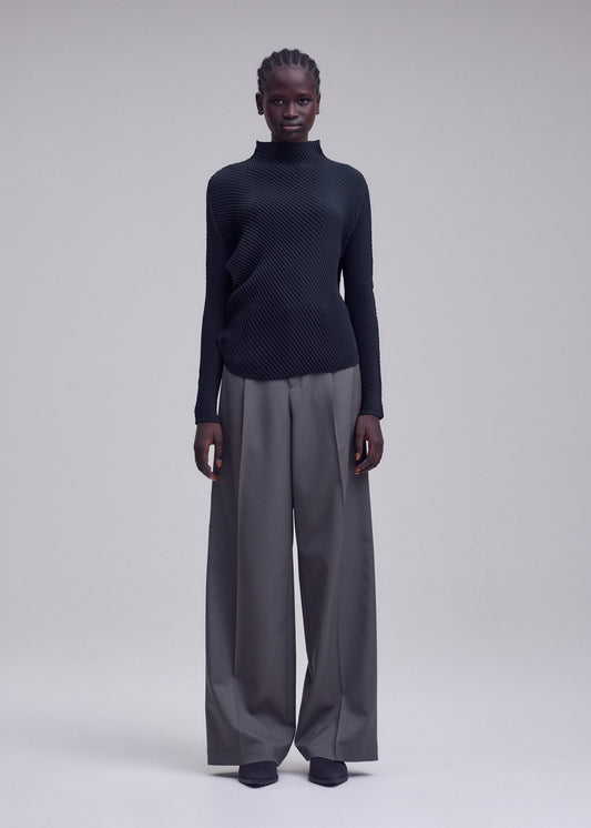 A model wears the ISSEY MIYAKE MISTY PLEATS shirt.