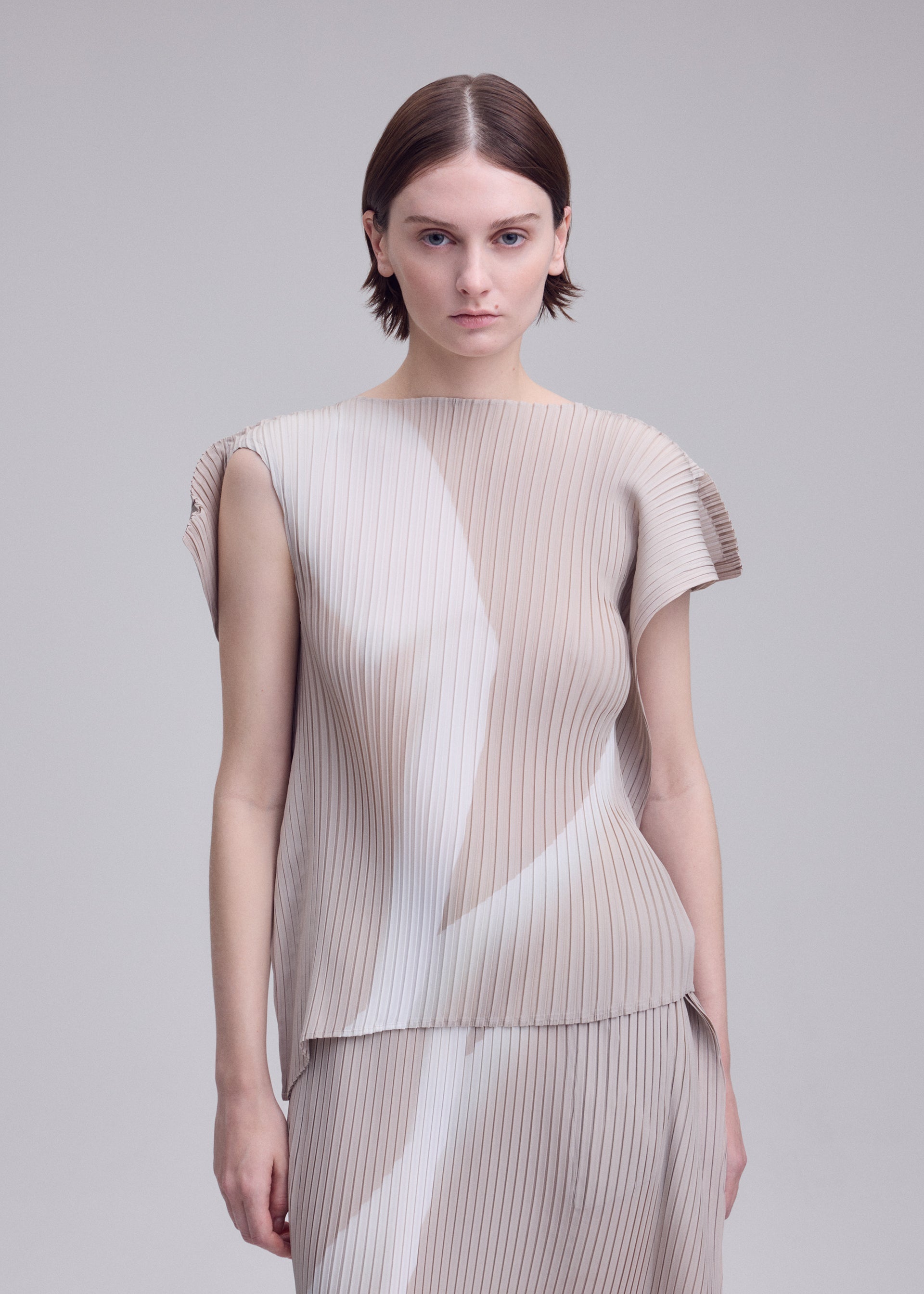 HANDS OF LOVER PLEATS Shirt Black-Hued – ISSEY MIYAKE EU