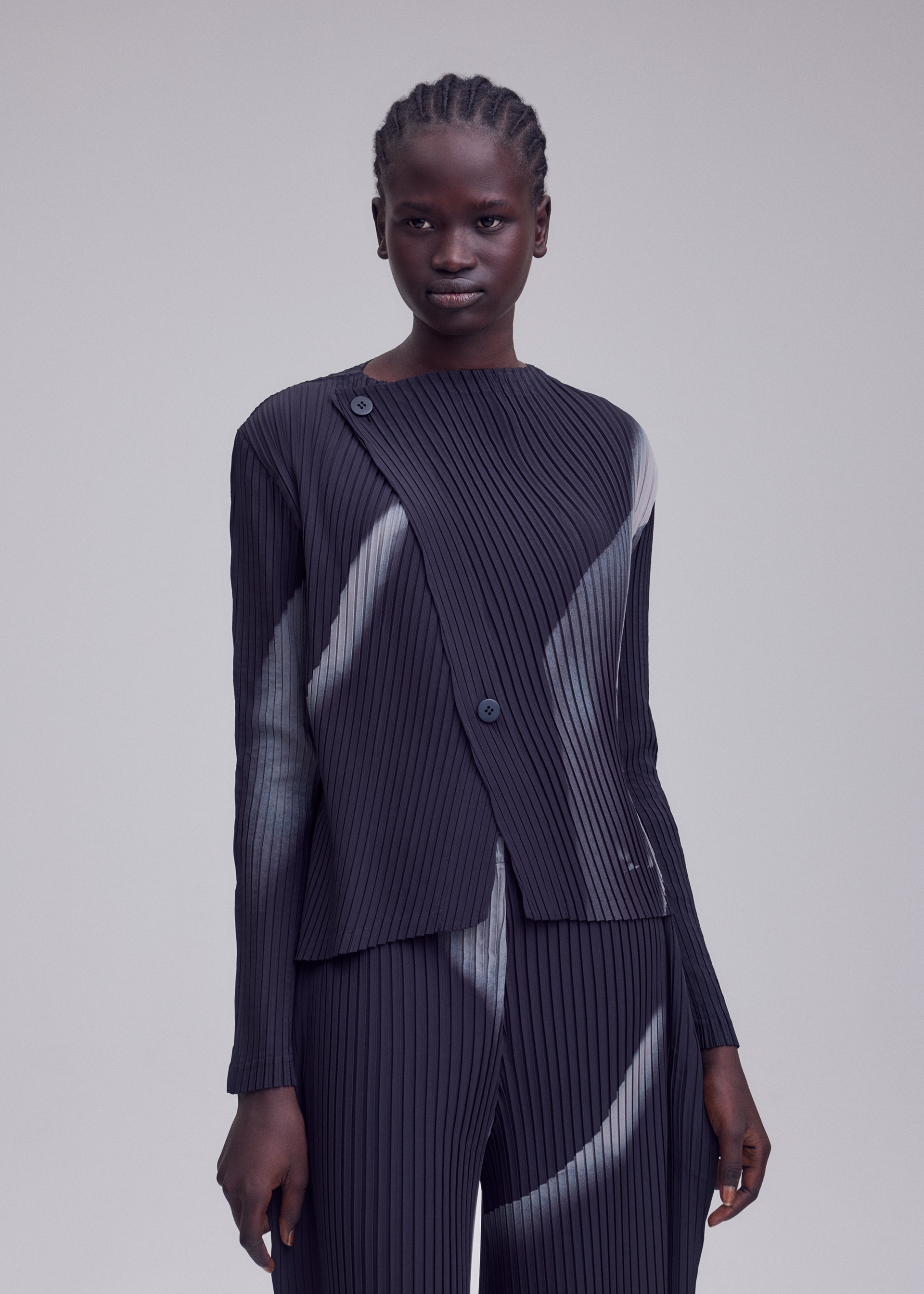 HANDS OF LOVER PLEATS Cardigan Black-Hued – ISSEY MIYAKE EU
