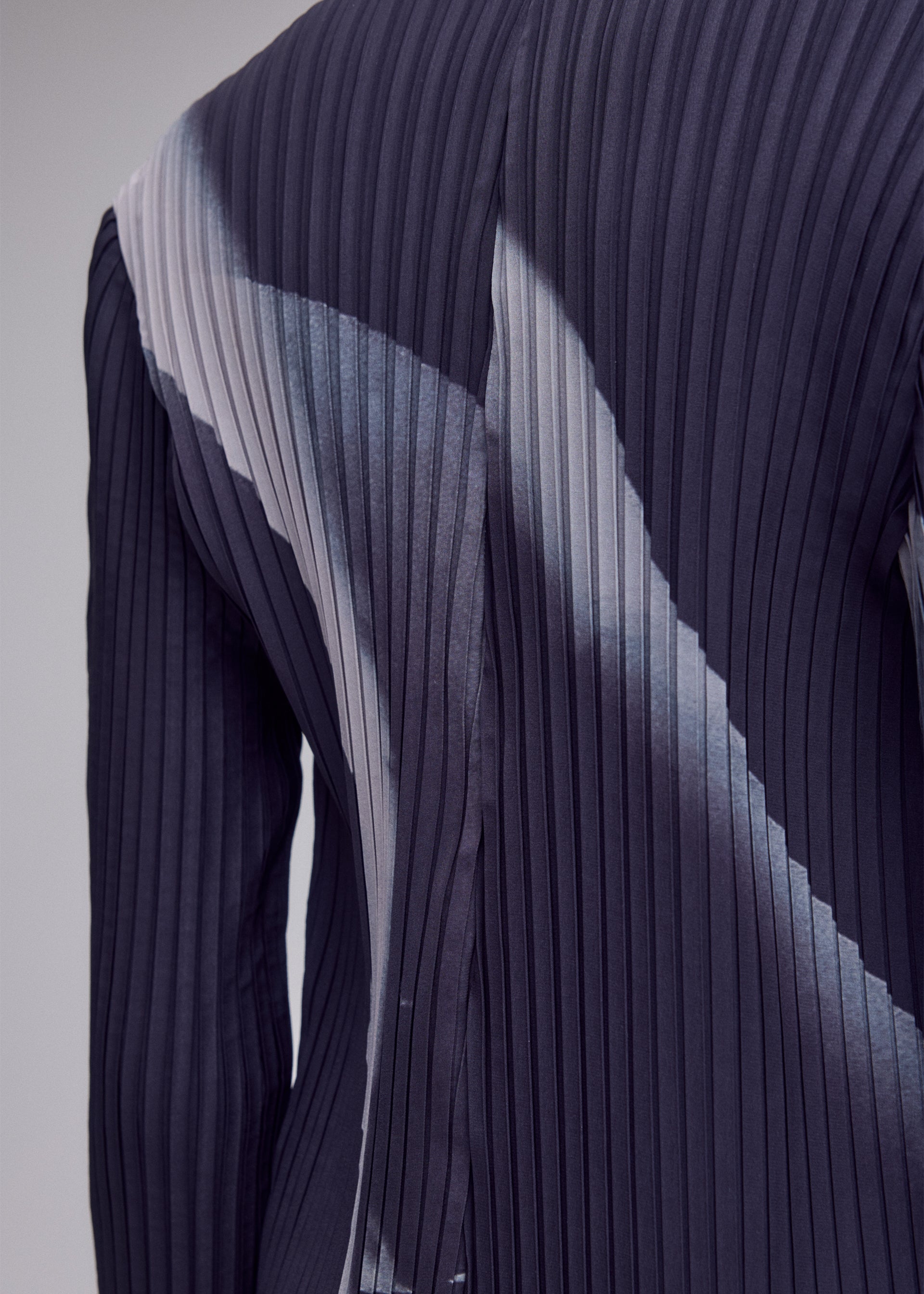 HANDS OF LOVER PLEATS Cardigan Black-Hued – ISSEY MIYAKE EU