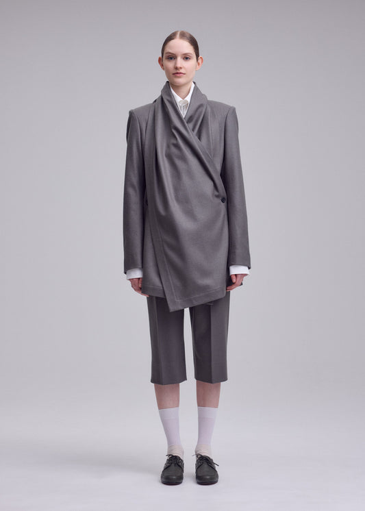 A model wears the ISSEY MIYAKE MANNER manner-jacket-purple.