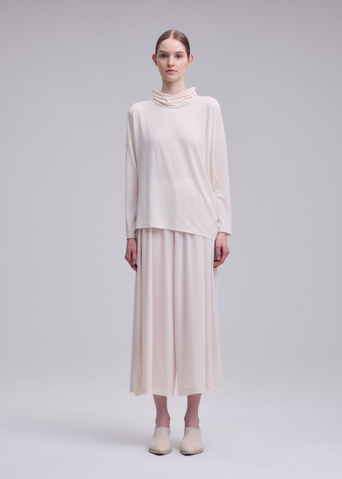 A model wears the ISSEY MIYAKE DRAPE JERSEY-68 drape-jersey-68-shirt-off-white-3.
