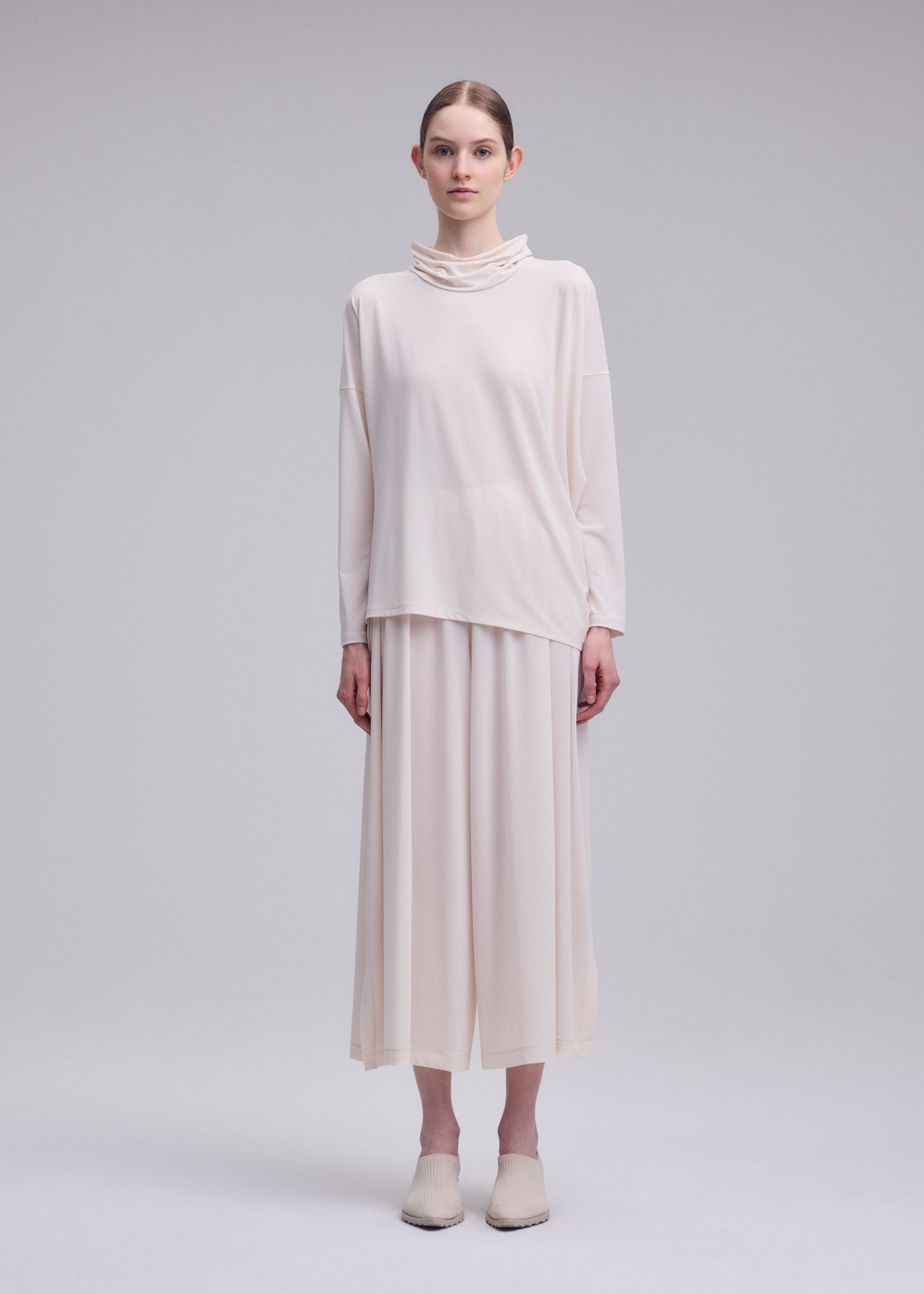 A model wears the ISSEY MIYAKE DRAPE JERSEY-68 drape-jersey-68-shirt-dark-navy-5.