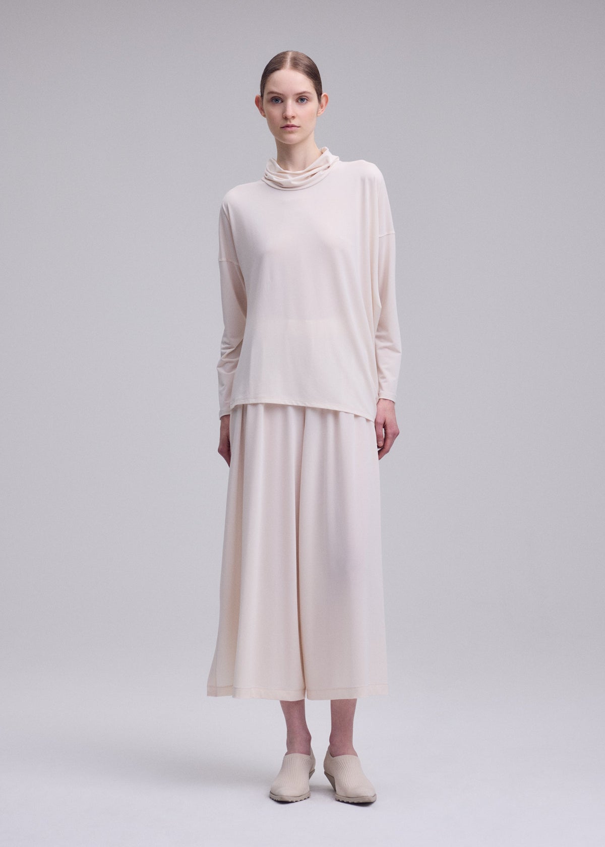 A model wears the ISSEY MIYAKE DRAPE JERSEY-68 drape-jersey-68-shirt-off-white-3.