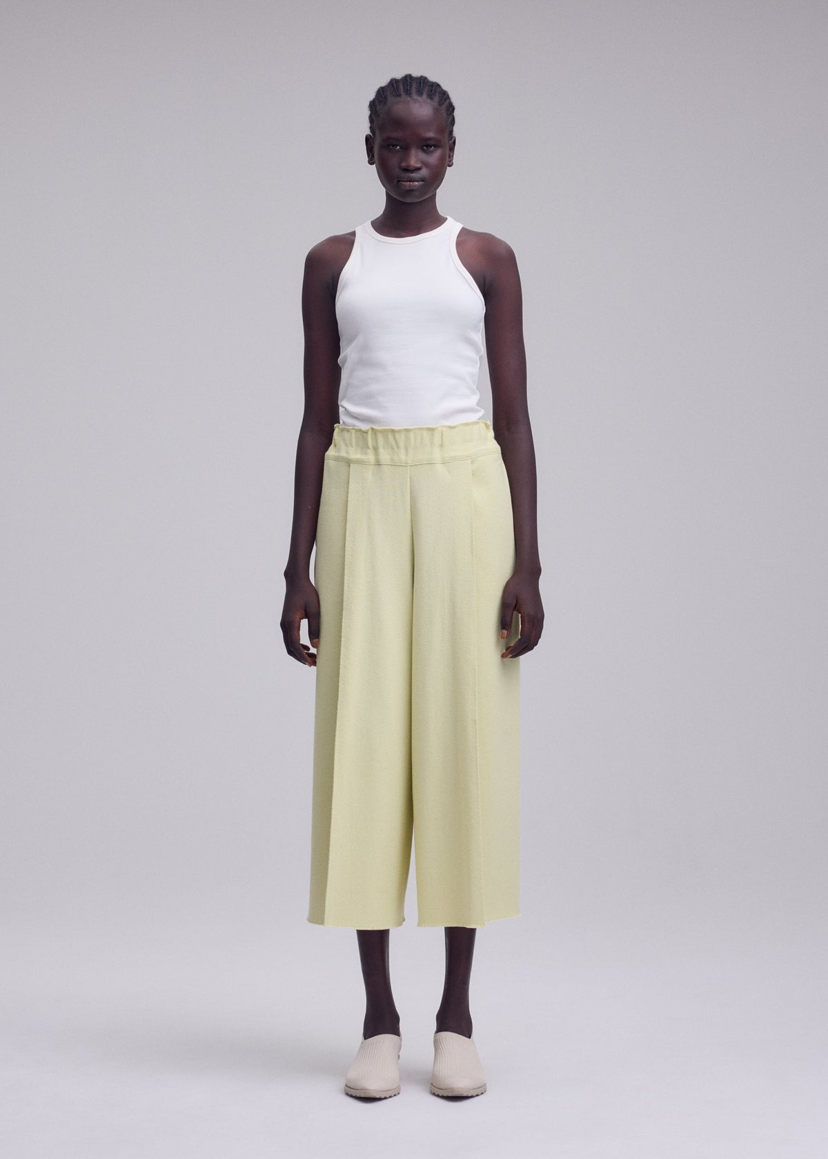 A model wears the ISSEY MIYAKE CAMPAGNE campagne-trousers-black-17.