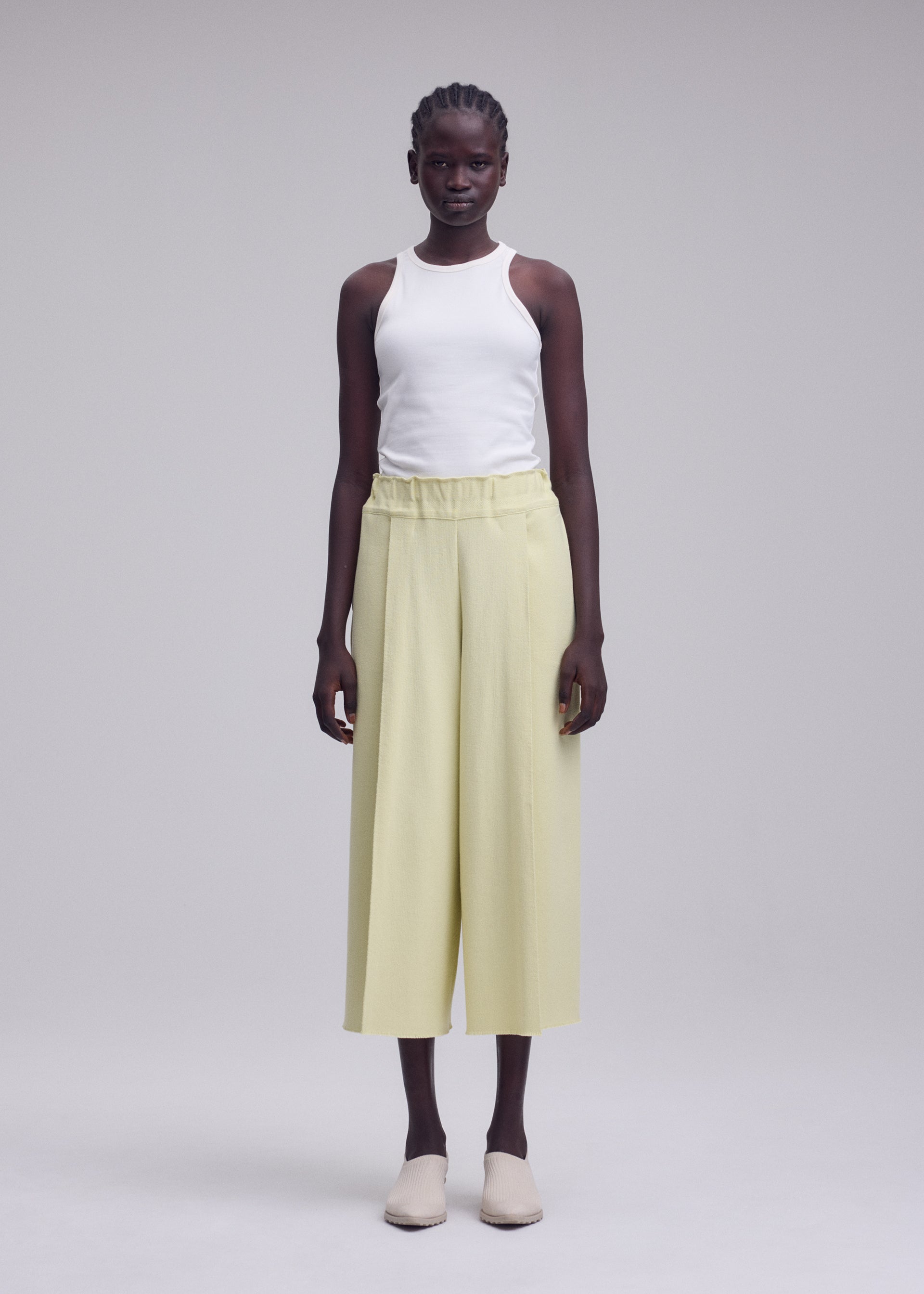 A model wears the ISSEY MIYAKE CAMPAGNE campagne-trousers-black-17.