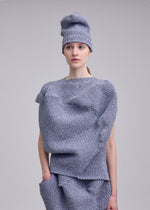 A model wears the ISSEY MIYAKE FOUND STONE found-stone-top-off-white.